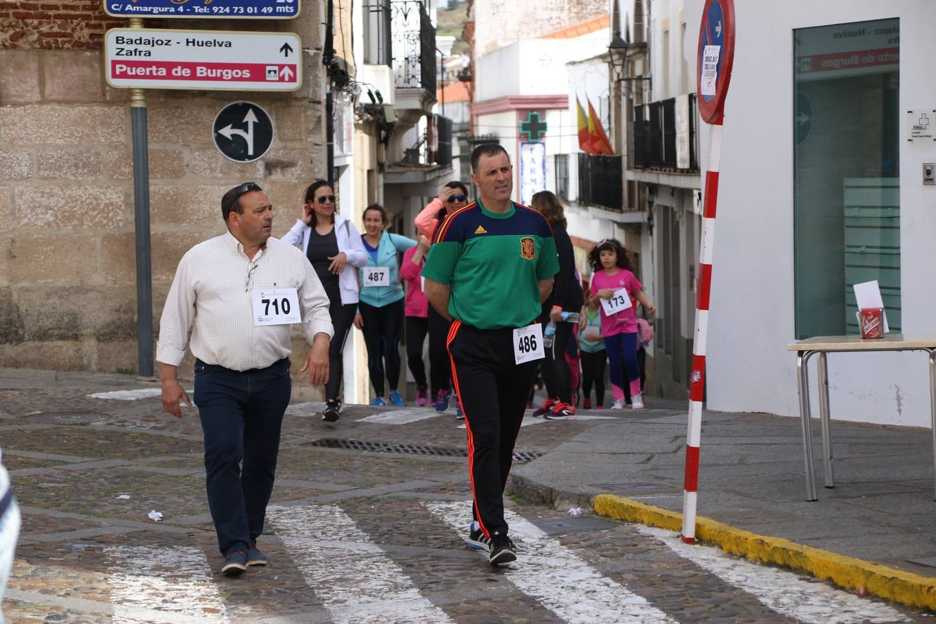 Jerez de los Caballeros celebró, ayer, la IX Carrera y Caminata Solidaria, organizada por la Junta de Cofradías de la Semana Santa Jerezana. La solidaridad y el deporte lograron recaudar 866 euros que irán destinados a Cáritas en Jerez.