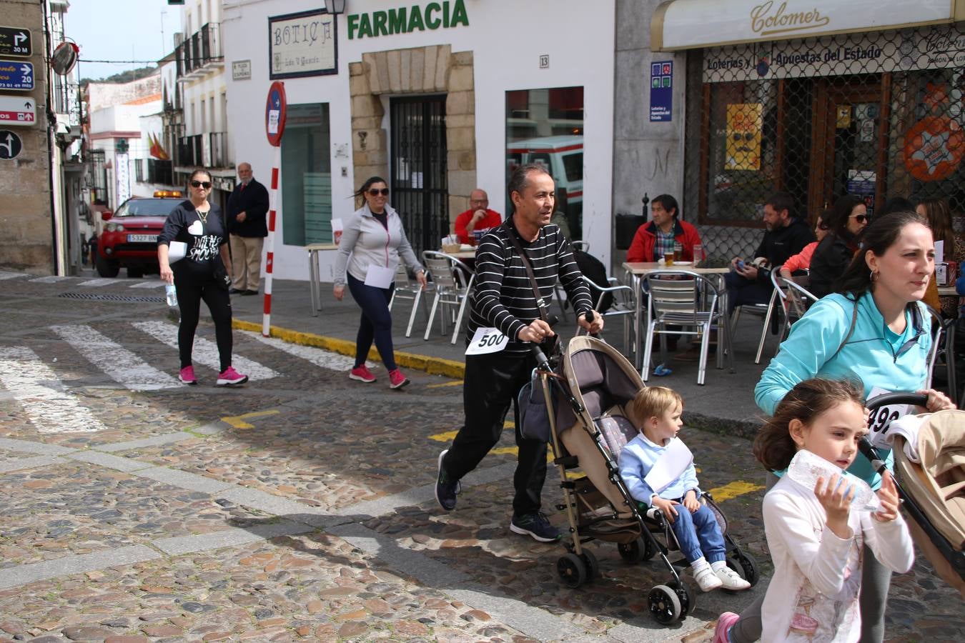 Jerez de los Caballeros celebró, ayer, la IX Carrera y Caminata Solidaria, organizada por la Junta de Cofradías de la Semana Santa Jerezana. La solidaridad y el deporte lograron recaudar 866 euros que irán destinados a Cáritas en Jerez.