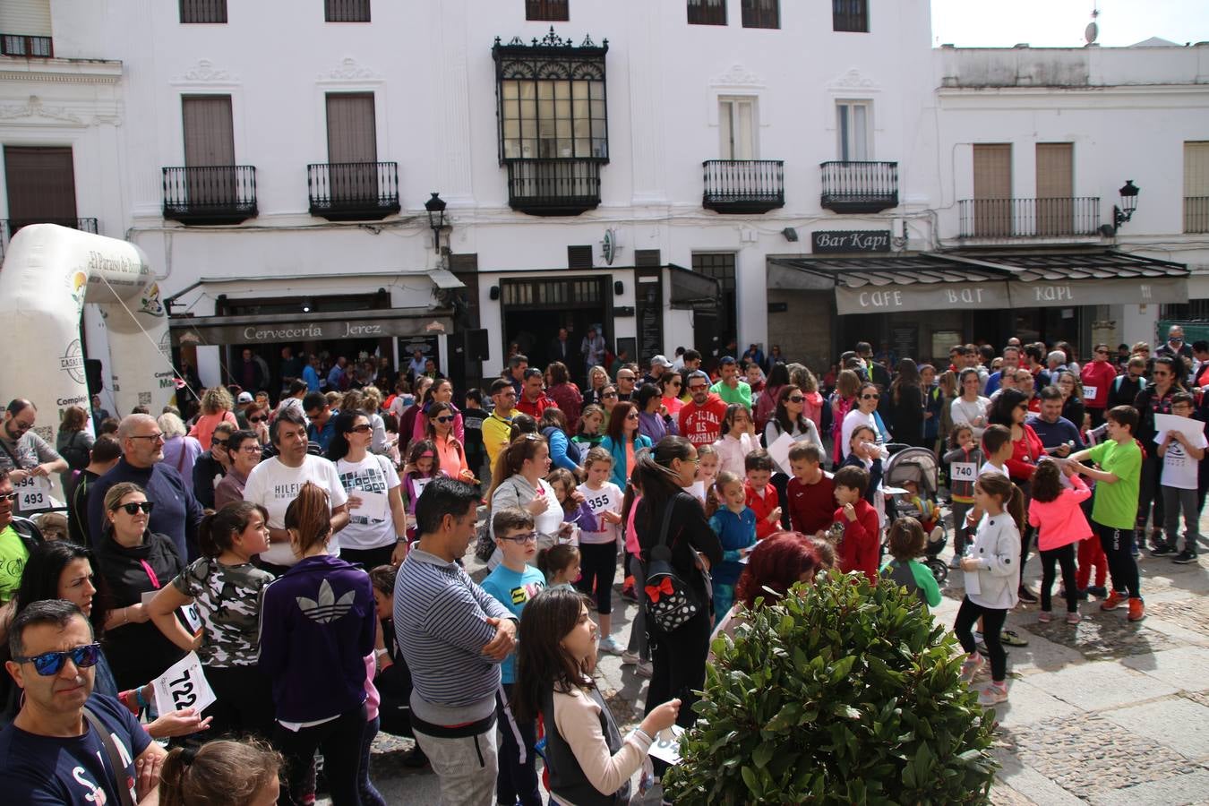 Jerez de los Caballeros celebró, ayer, la IX Carrera y Caminata Solidaria, organizada por la Junta de Cofradías de la Semana Santa Jerezana. La solidaridad y el deporte lograron recaudar 866 euros que irán destinados a Cáritas en Jerez.