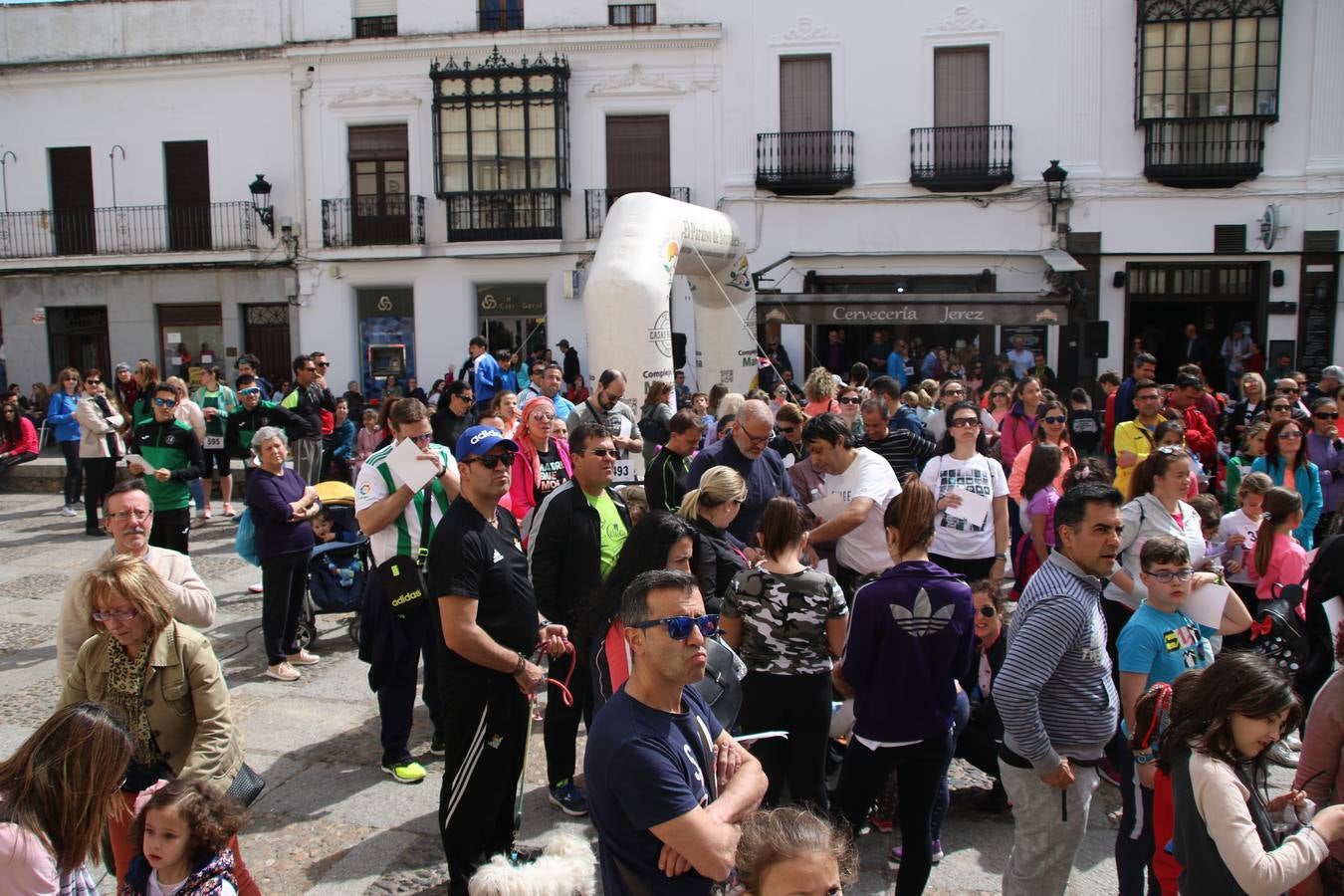 Jerez de los Caballeros celebró, ayer, la IX Carrera y Caminata Solidaria, organizada por la Junta de Cofradías de la Semana Santa Jerezana. La solidaridad y el deporte lograron recaudar 866 euros que irán destinados a Cáritas en Jerez.