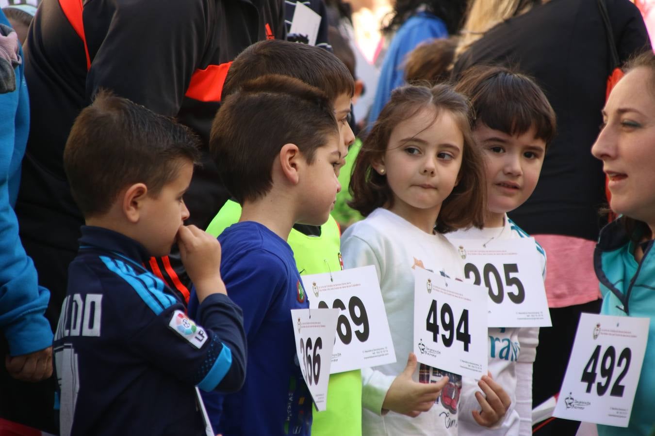 Jerez de los Caballeros celebró, ayer, la IX Carrera y Caminata Solidaria, organizada por la Junta de Cofradías de la Semana Santa Jerezana. La solidaridad y el deporte lograron recaudar 866 euros que irán destinados a Cáritas en Jerez.