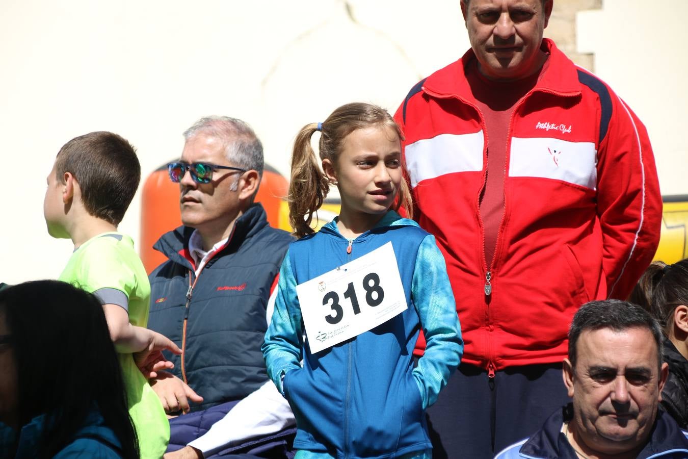 Jerez de los Caballeros celebró, ayer, la IX Carrera y Caminata Solidaria, organizada por la Junta de Cofradías de la Semana Santa Jerezana. La solidaridad y el deporte lograron recaudar 866 euros que irán destinados a Cáritas en Jerez.