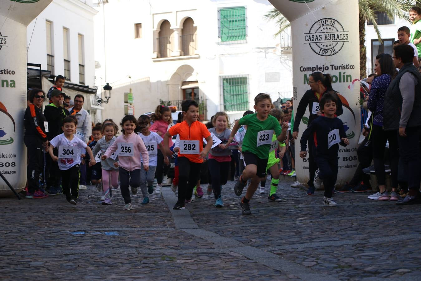 Jerez de los Caballeros celebró, ayer, la IX Carrera y Caminata Solidaria, organizada por la Junta de Cofradías de la Semana Santa Jerezana. La solidaridad y el deporte lograron recaudar 866 euros que irán destinados a Cáritas en Jerez.