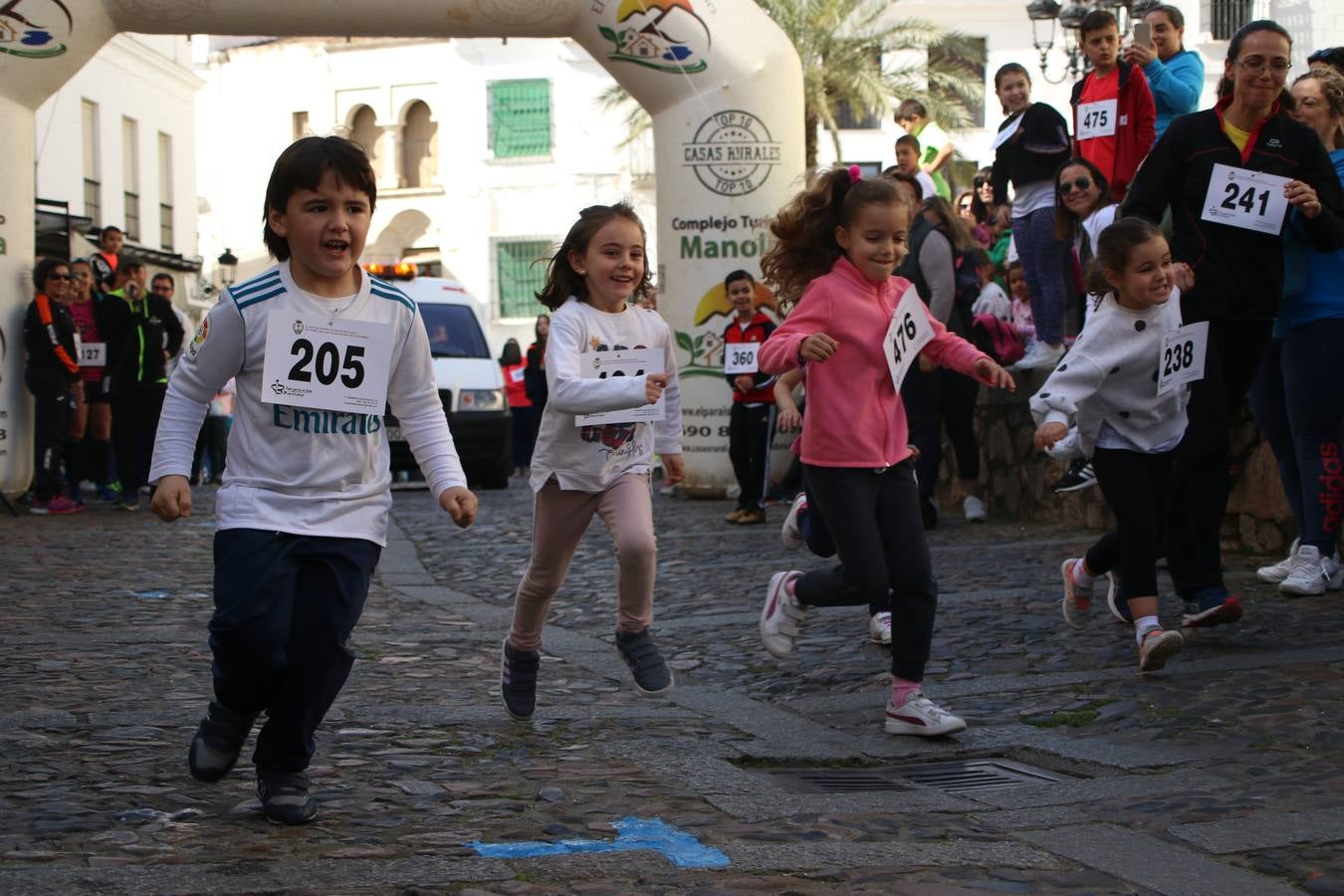 Jerez de los Caballeros celebró, ayer, la IX Carrera y Caminata Solidaria, organizada por la Junta de Cofradías de la Semana Santa Jerezana. La solidaridad y el deporte lograron recaudar 866 euros que irán destinados a Cáritas en Jerez.