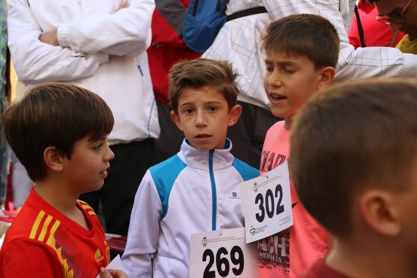 Jerez de los Caballeros celebró, ayer, la IX Carrera y Caminata Solidaria, organizada por la Junta de Cofradías de la Semana Santa Jerezana. La solidaridad y el deporte lograron recaudar 866 euros que irán destinados a Cáritas en Jerez.
