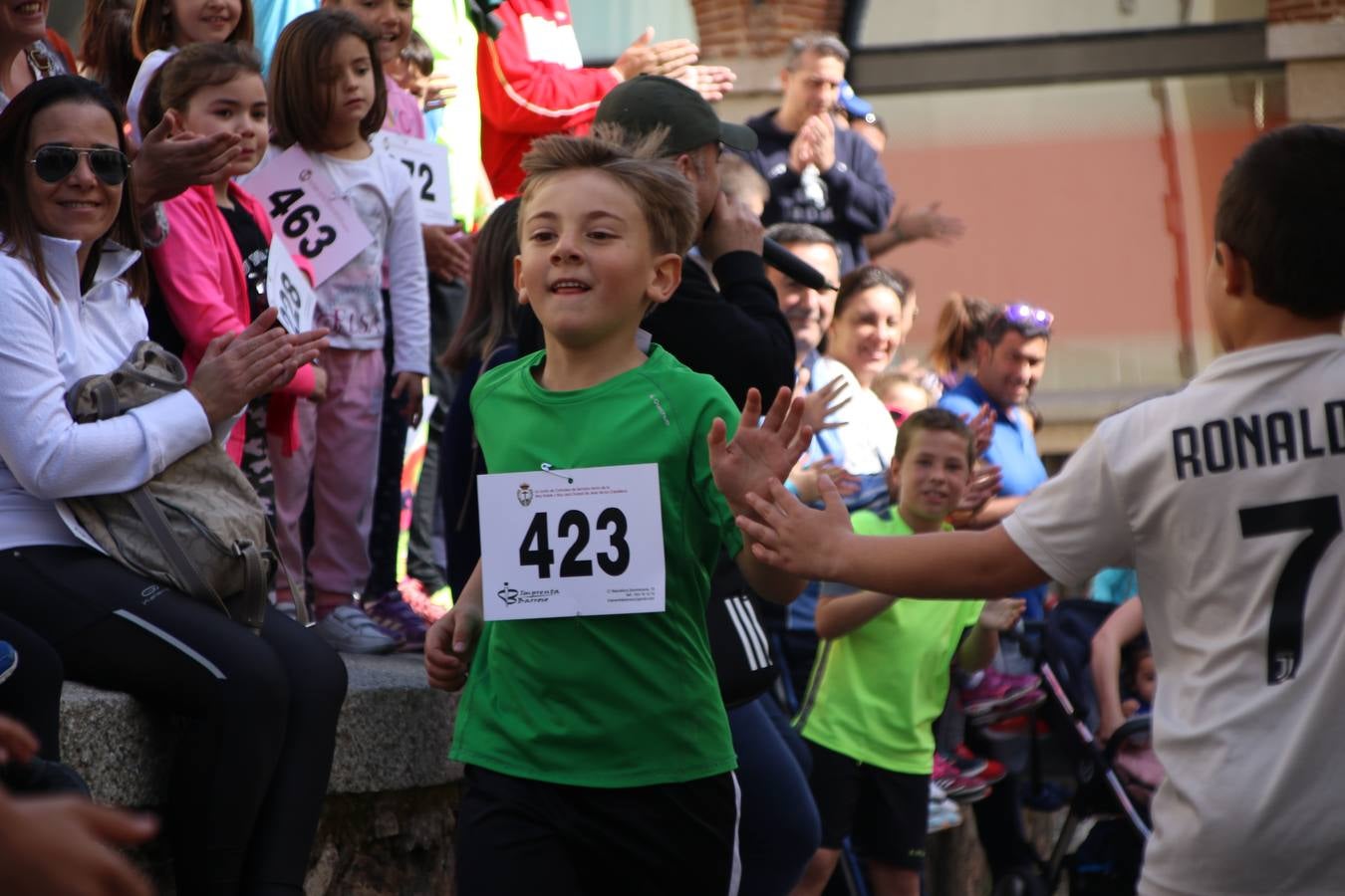 Jerez de los Caballeros celebró, ayer, la IX Carrera y Caminata Solidaria, organizada por la Junta de Cofradías de la Semana Santa Jerezana. La solidaridad y el deporte lograron recaudar 866 euros que irán destinados a Cáritas en Jerez.