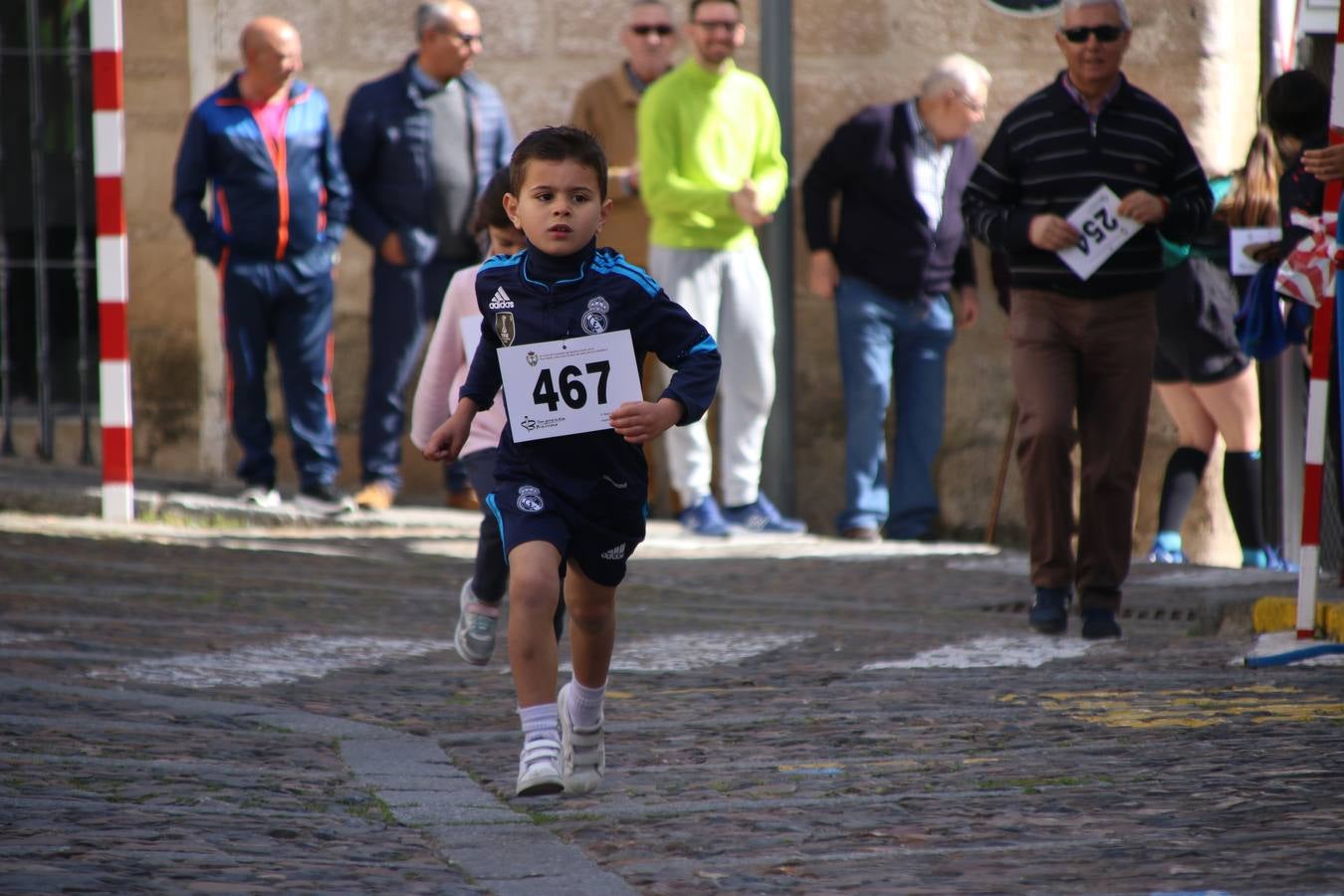 Jerez de los Caballeros celebró, ayer, la IX Carrera y Caminata Solidaria, organizada por la Junta de Cofradías de la Semana Santa Jerezana. La solidaridad y el deporte lograron recaudar 866 euros que irán destinados a Cáritas en Jerez.