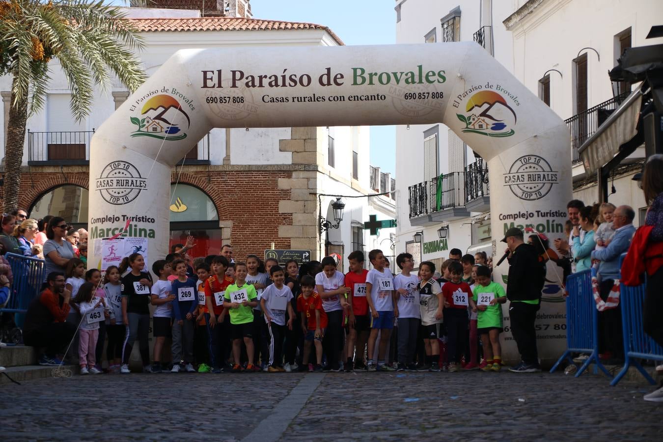 Jerez de los Caballeros celebró, ayer, la IX Carrera y Caminata Solidaria, organizada por la Junta de Cofradías de la Semana Santa Jerezana. La solidaridad y el deporte lograron recaudar 866 euros que irán destinados a Cáritas en Jerez.