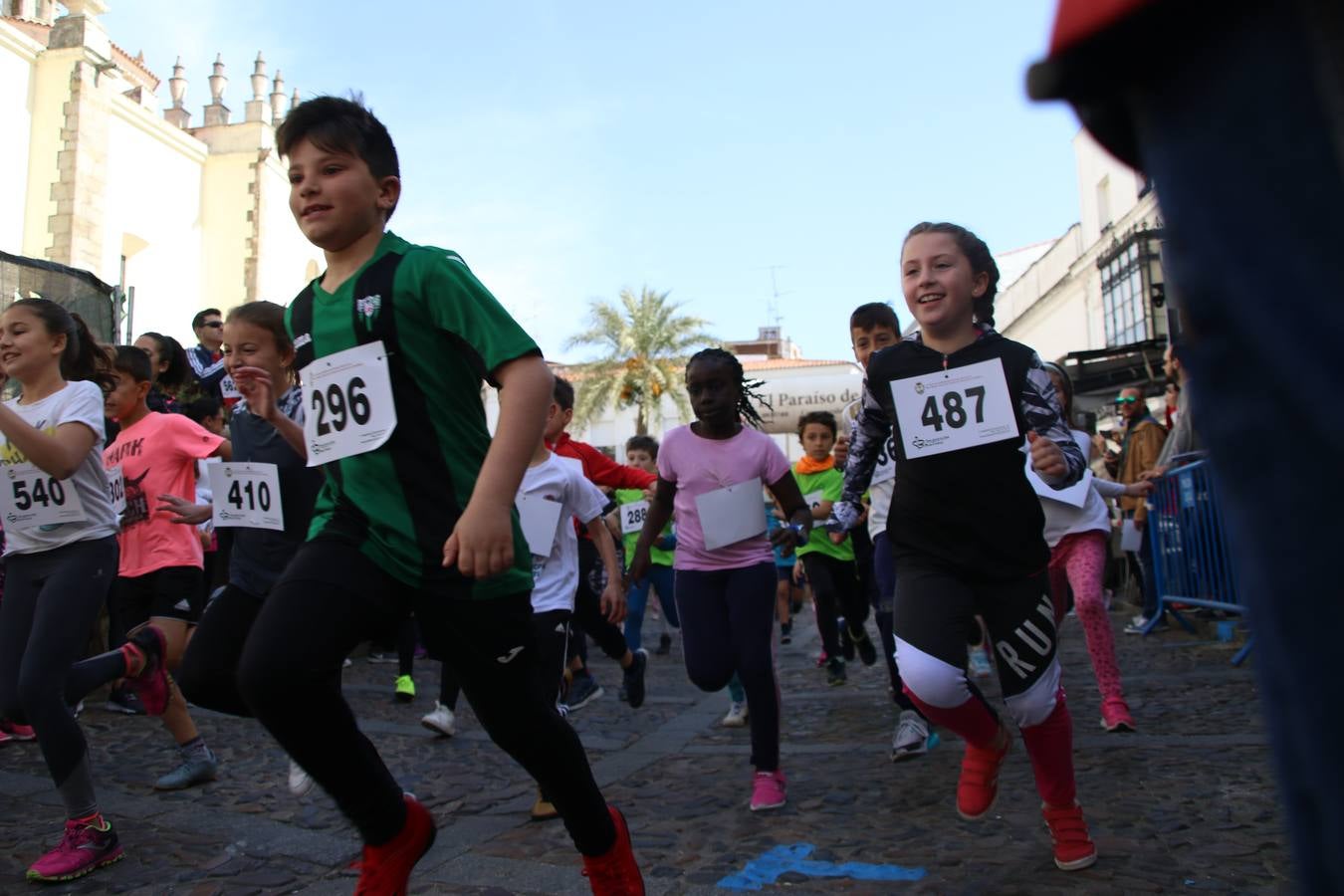 Jerez de los Caballeros celebró, ayer, la IX Carrera y Caminata Solidaria, organizada por la Junta de Cofradías de la Semana Santa Jerezana. La solidaridad y el deporte lograron recaudar 866 euros que irán destinados a Cáritas en Jerez.