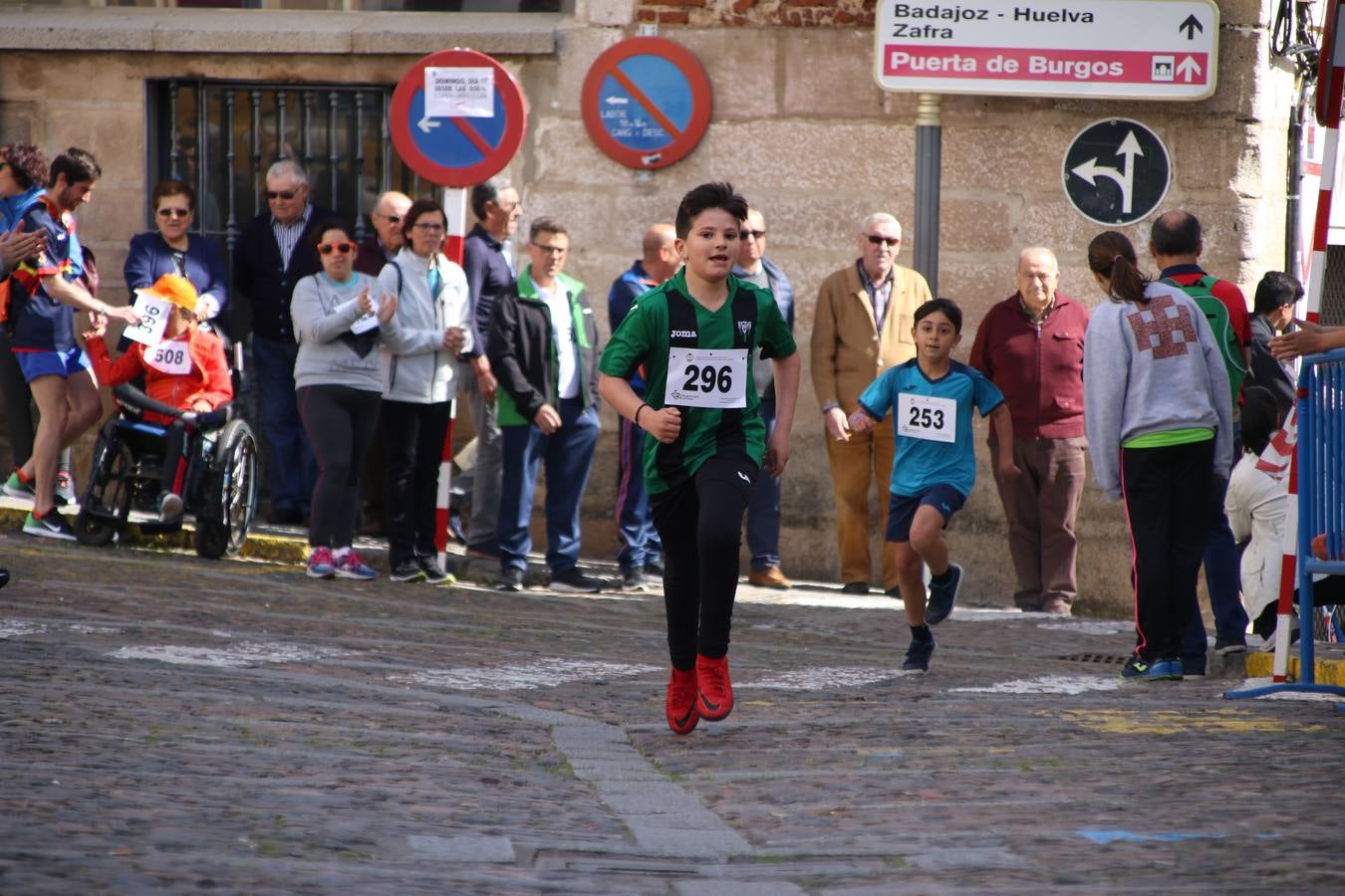 Jerez de los Caballeros celebró, ayer, la IX Carrera y Caminata Solidaria, organizada por la Junta de Cofradías de la Semana Santa Jerezana. La solidaridad y el deporte lograron recaudar 866 euros que irán destinados a Cáritas en Jerez.