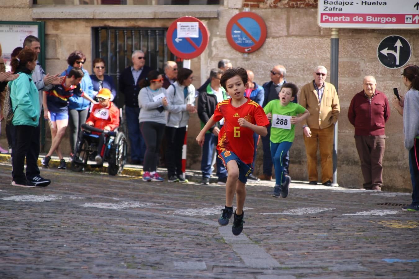 Jerez de los Caballeros celebró, ayer, la IX Carrera y Caminata Solidaria, organizada por la Junta de Cofradías de la Semana Santa Jerezana. La solidaridad y el deporte lograron recaudar 866 euros que irán destinados a Cáritas en Jerez.
