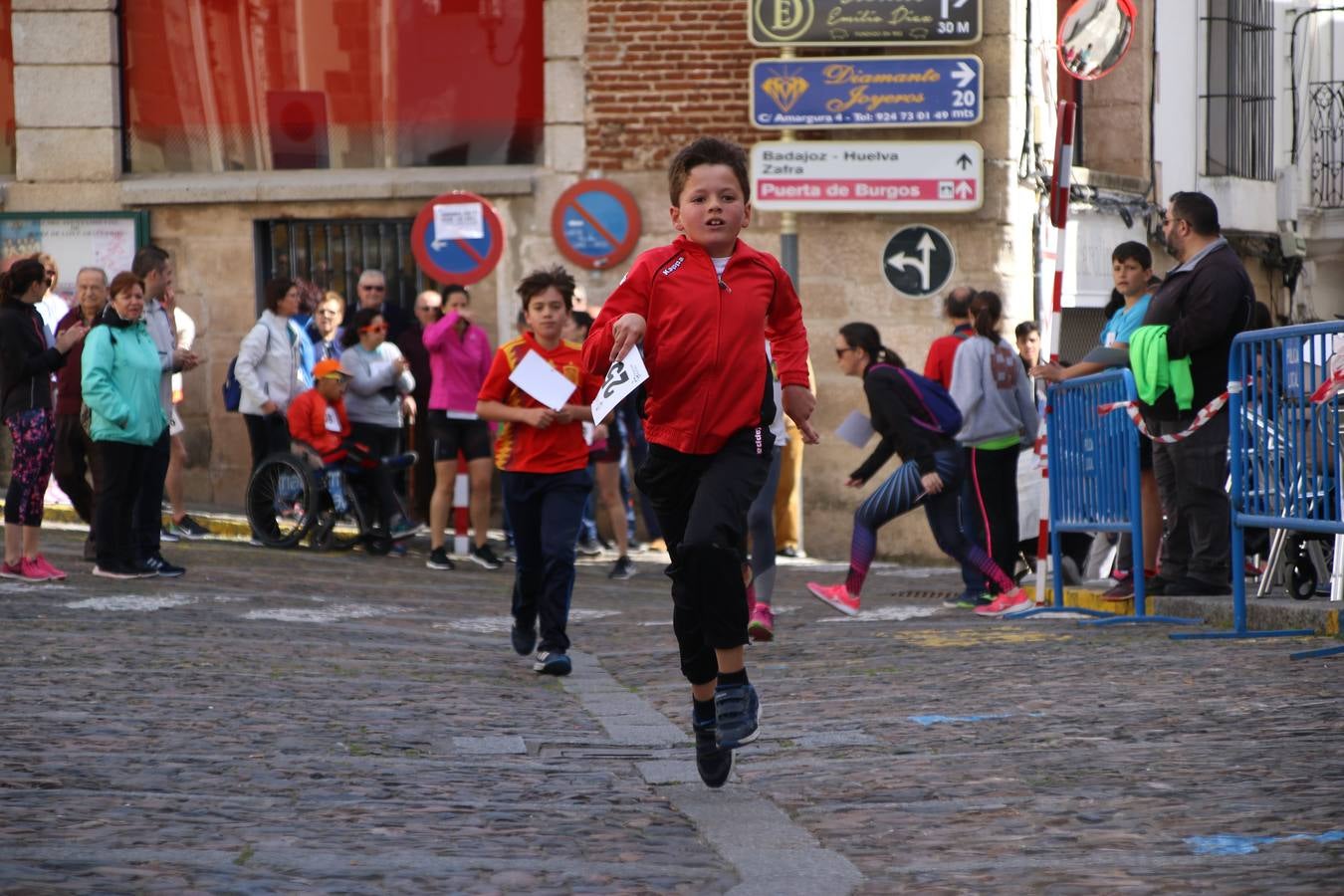 Jerez de los Caballeros celebró, ayer, la IX Carrera y Caminata Solidaria, organizada por la Junta de Cofradías de la Semana Santa Jerezana. La solidaridad y el deporte lograron recaudar 866 euros que irán destinados a Cáritas en Jerez.