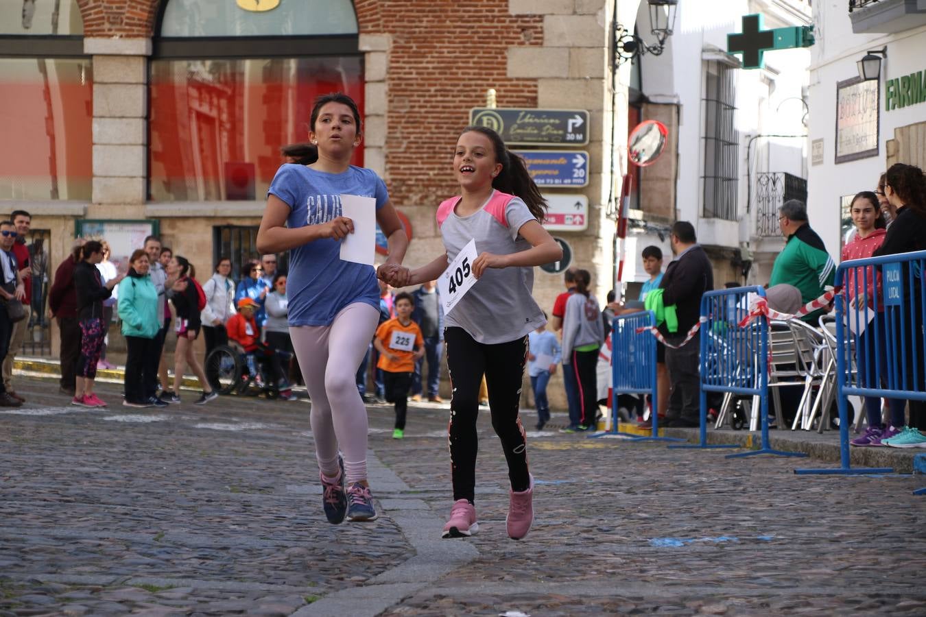 Jerez de los Caballeros celebró, ayer, la IX Carrera y Caminata Solidaria, organizada por la Junta de Cofradías de la Semana Santa Jerezana. La solidaridad y el deporte lograron recaudar 866 euros que irán destinados a Cáritas en Jerez.