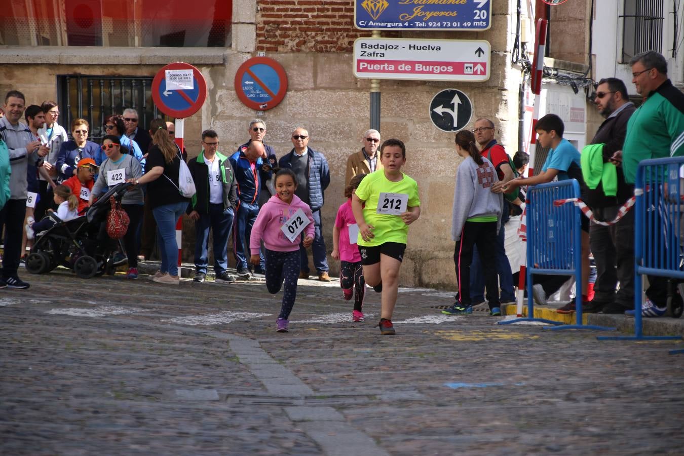 Jerez de los Caballeros celebró, ayer, la IX Carrera y Caminata Solidaria, organizada por la Junta de Cofradías de la Semana Santa Jerezana. La solidaridad y el deporte lograron recaudar 866 euros que irán destinados a Cáritas en Jerez.
