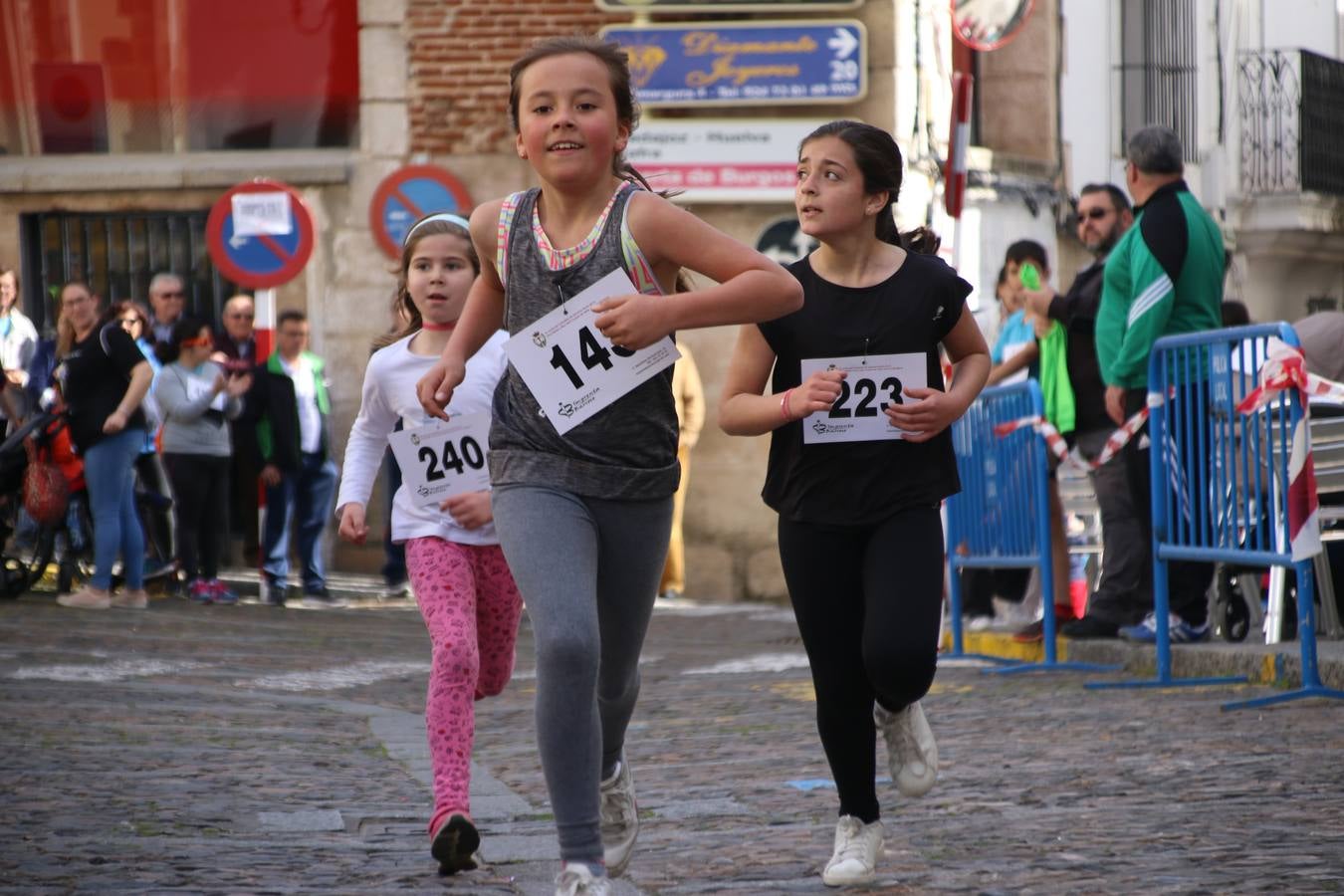 Jerez de los Caballeros celebró, ayer, la IX Carrera y Caminata Solidaria, organizada por la Junta de Cofradías de la Semana Santa Jerezana. La solidaridad y el deporte lograron recaudar 866 euros que irán destinados a Cáritas en Jerez.