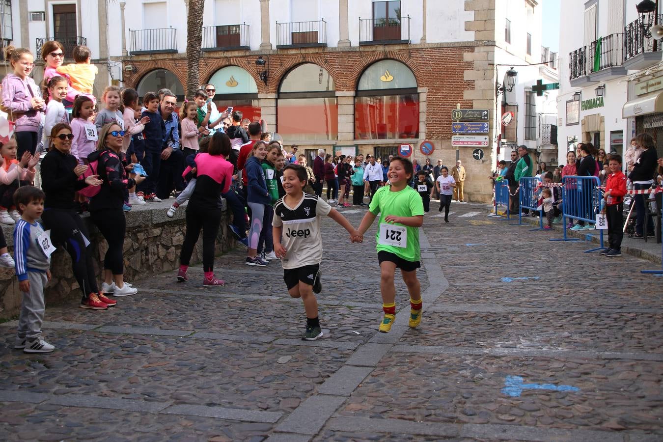 Jerez de los Caballeros celebró, ayer, la IX Carrera y Caminata Solidaria, organizada por la Junta de Cofradías de la Semana Santa Jerezana. La solidaridad y el deporte lograron recaudar 866 euros que irán destinados a Cáritas en Jerez.