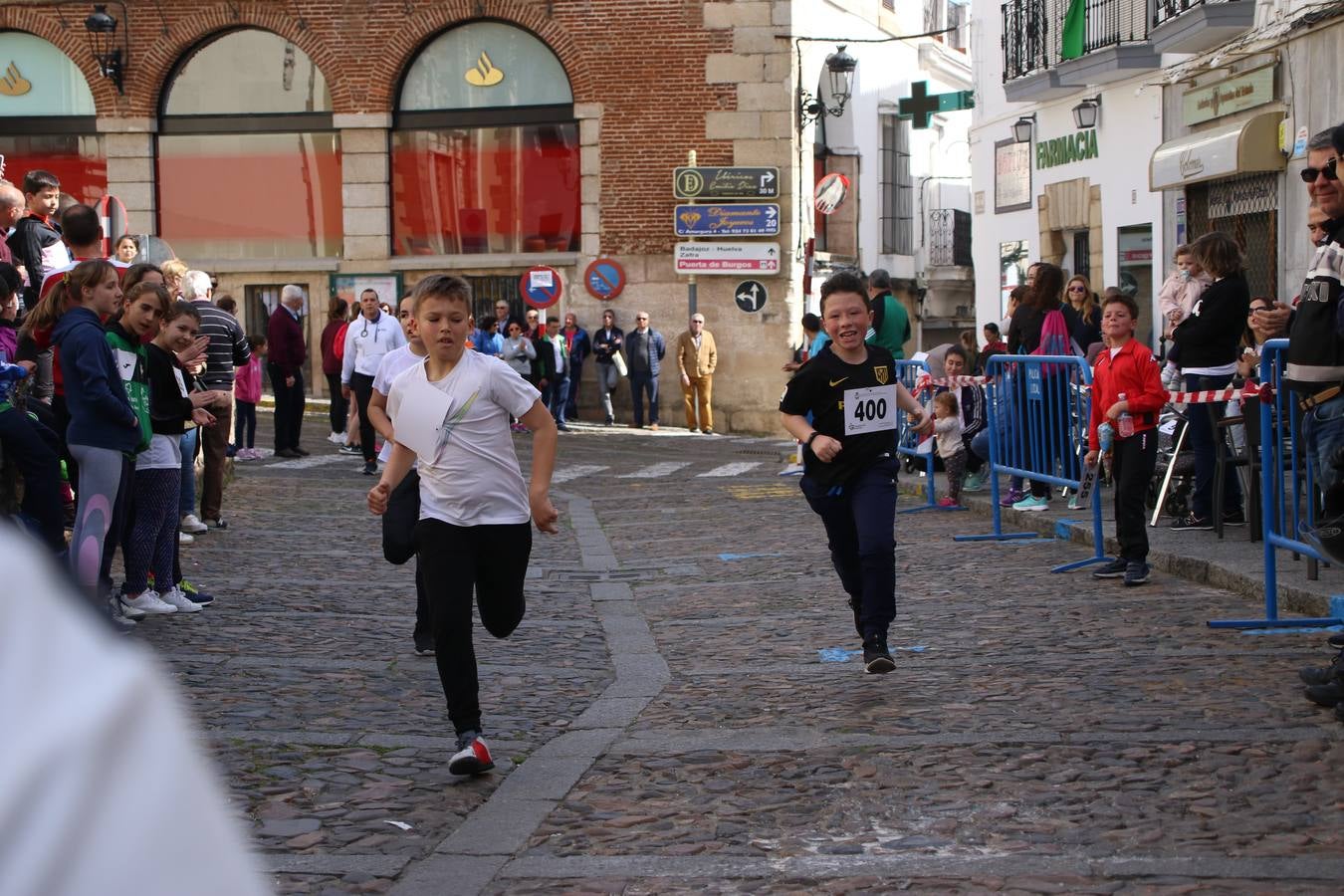 Jerez de los Caballeros celebró, ayer, la IX Carrera y Caminata Solidaria, organizada por la Junta de Cofradías de la Semana Santa Jerezana. La solidaridad y el deporte lograron recaudar 866 euros que irán destinados a Cáritas en Jerez.