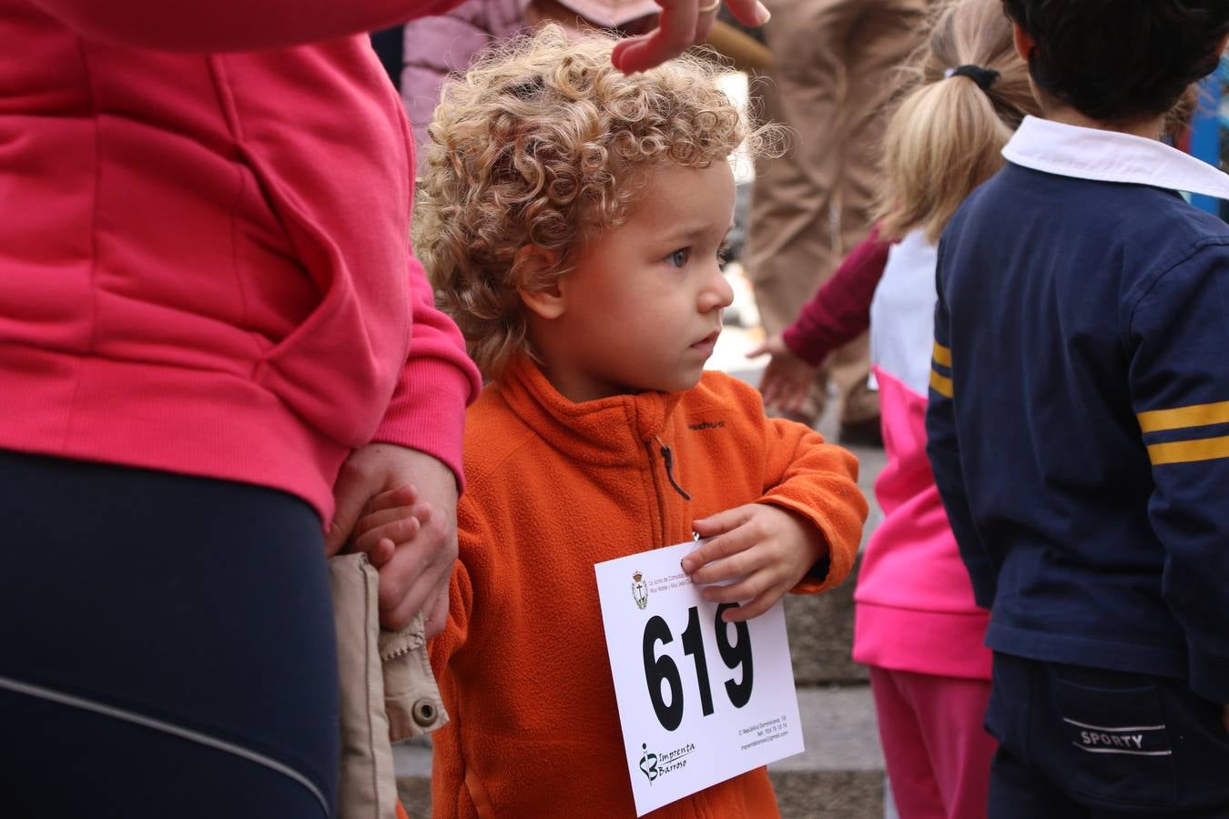 Jerez de los Caballeros celebró, ayer, la IX Carrera y Caminata Solidaria, organizada por la Junta de Cofradías de la Semana Santa Jerezana. La solidaridad y el deporte lograron recaudar 866 euros que irán destinados a Cáritas en Jerez.