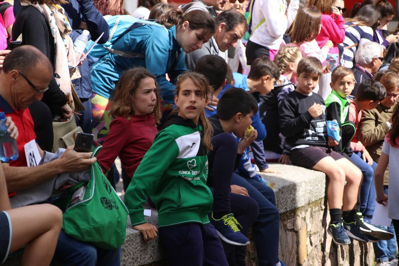 Jerez de los Caballeros celebró, ayer, la IX Carrera y Caminata Solidaria, organizada por la Junta de Cofradías de la Semana Santa Jerezana. La solidaridad y el deporte lograron recaudar 866 euros que irán destinados a Cáritas en Jerez.