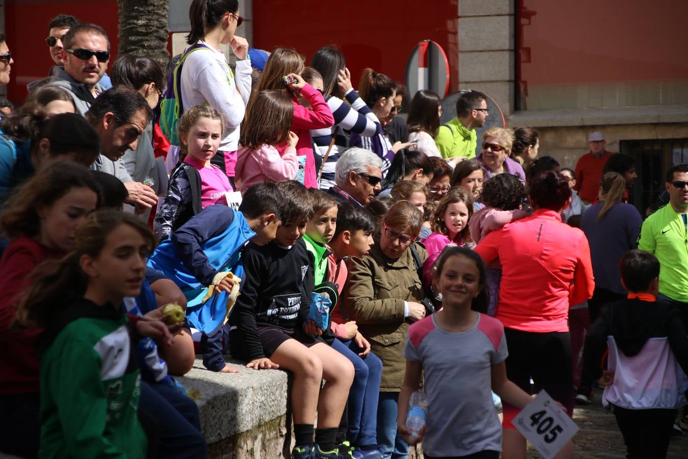 Jerez de los Caballeros celebró, ayer, la IX Carrera y Caminata Solidaria, organizada por la Junta de Cofradías de la Semana Santa Jerezana. La solidaridad y el deporte lograron recaudar 866 euros que irán destinados a Cáritas en Jerez.