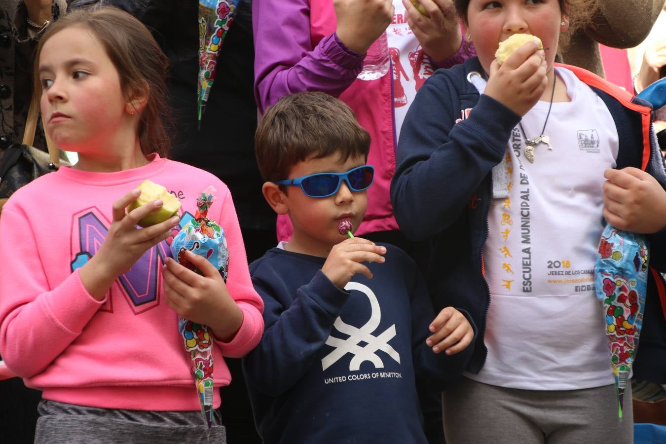 Jerez de los Caballeros celebró, ayer, la IX Carrera y Caminata Solidaria, organizada por la Junta de Cofradías de la Semana Santa Jerezana. La solidaridad y el deporte lograron recaudar 866 euros que irán destinados a Cáritas en Jerez.