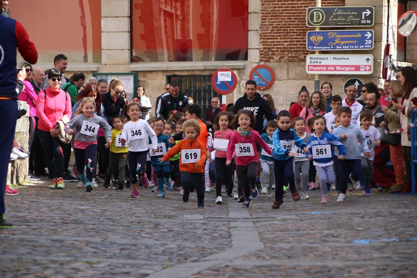 Jerez de los Caballeros celebró, ayer, la IX Carrera y Caminata Solidaria, organizada por la Junta de Cofradías de la Semana Santa Jerezana. La solidaridad y el deporte lograron recaudar 866 euros que irán destinados a Cáritas en Jerez.