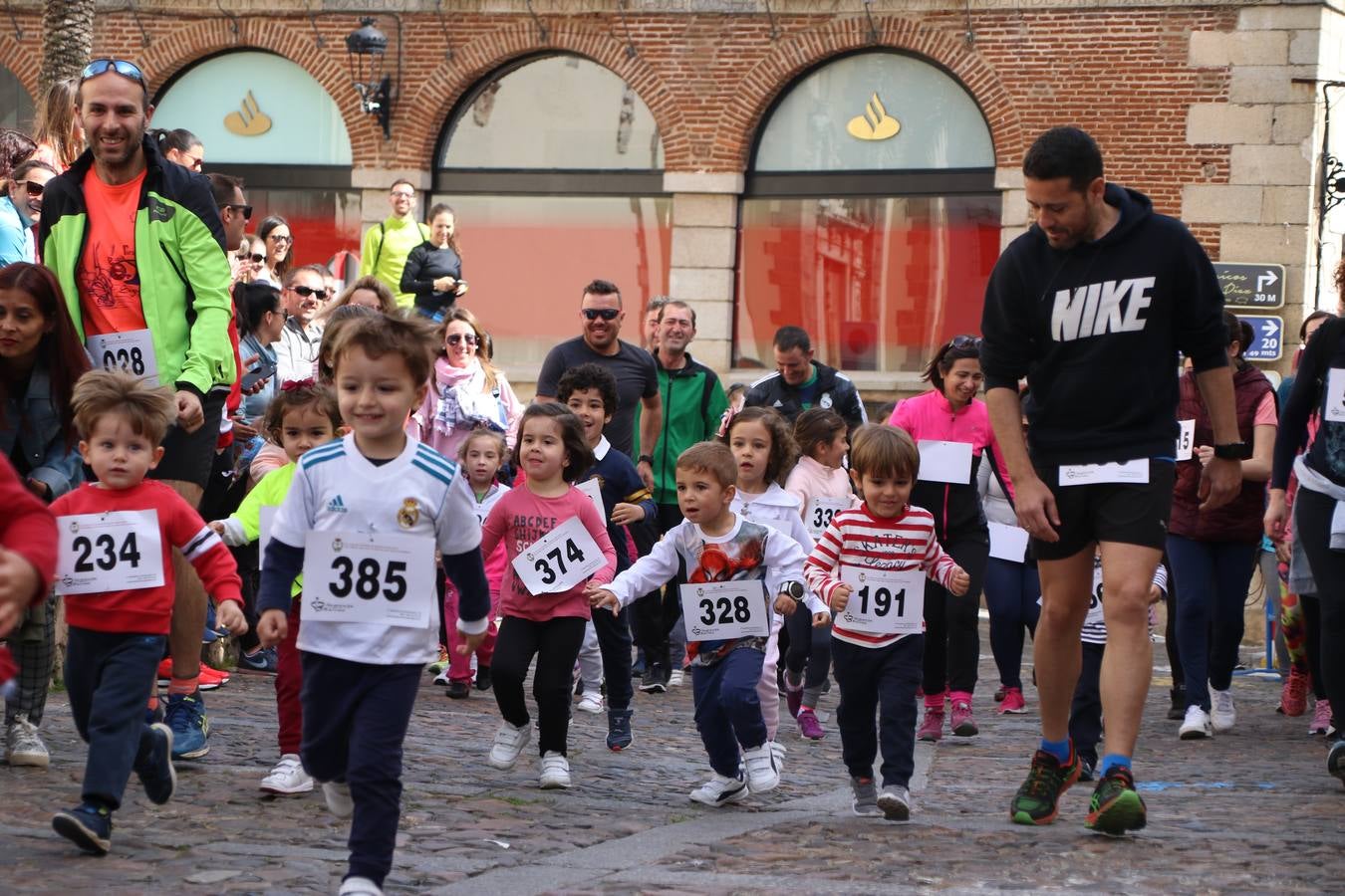Jerez de los Caballeros celebró, ayer, la IX Carrera y Caminata Solidaria, organizada por la Junta de Cofradías de la Semana Santa Jerezana. La solidaridad y el deporte lograron recaudar 866 euros que irán destinados a Cáritas en Jerez.