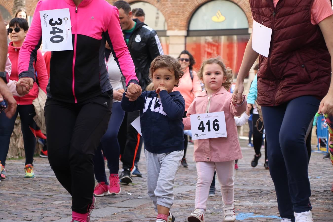Jerez de los Caballeros celebró, ayer, la IX Carrera y Caminata Solidaria, organizada por la Junta de Cofradías de la Semana Santa Jerezana. La solidaridad y el deporte lograron recaudar 866 euros que irán destinados a Cáritas en Jerez.