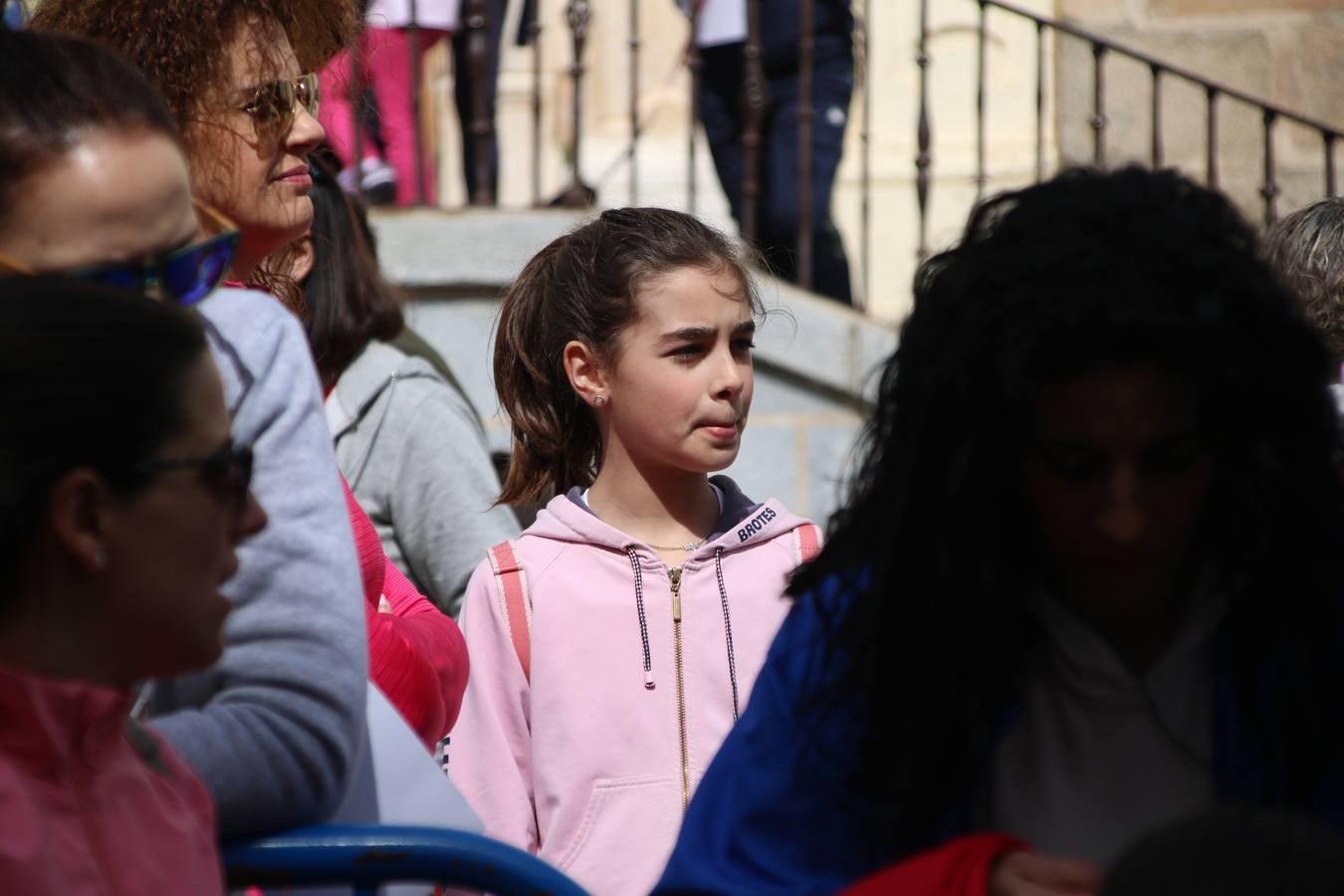 Jerez de los Caballeros celebró, ayer, la IX Carrera y Caminata Solidaria, organizada por la Junta de Cofradías de la Semana Santa Jerezana. La solidaridad y el deporte lograron recaudar 866 euros que irán destinados a Cáritas en Jerez.