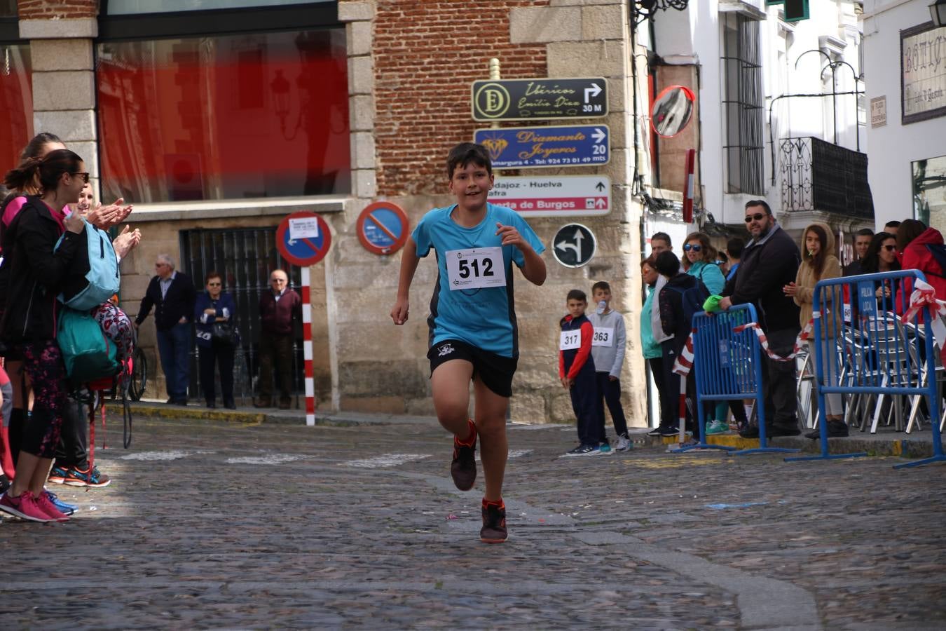Jerez de los Caballeros celebró, ayer, la IX Carrera y Caminata Solidaria, organizada por la Junta de Cofradías de la Semana Santa Jerezana. La solidaridad y el deporte lograron recaudar 866 euros que irán destinados a Cáritas en Jerez.