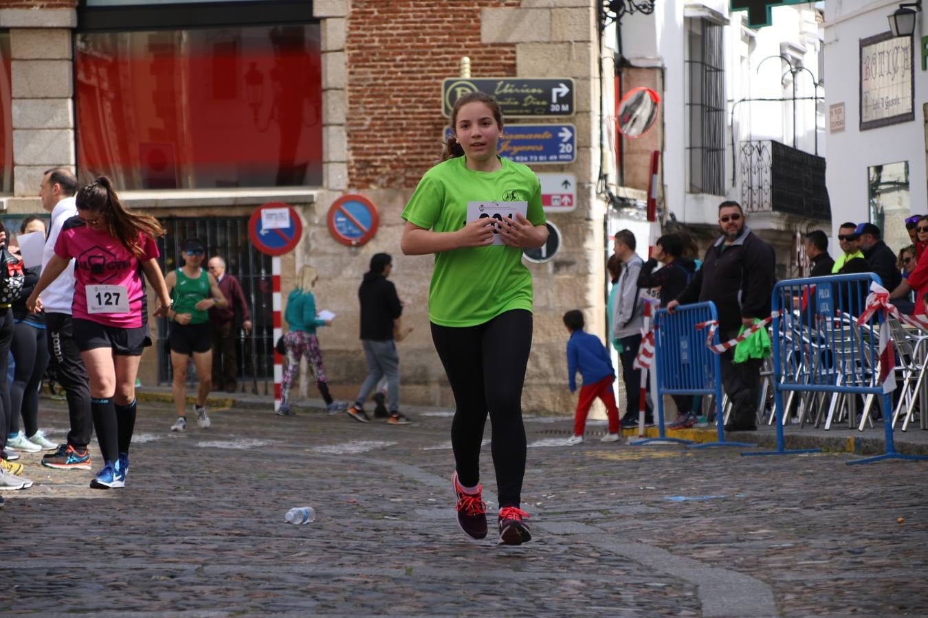 Jerez de los Caballeros celebró, ayer, la IX Carrera y Caminata Solidaria, organizada por la Junta de Cofradías de la Semana Santa Jerezana. La solidaridad y el deporte lograron recaudar 866 euros que irán destinados a Cáritas en Jerez.