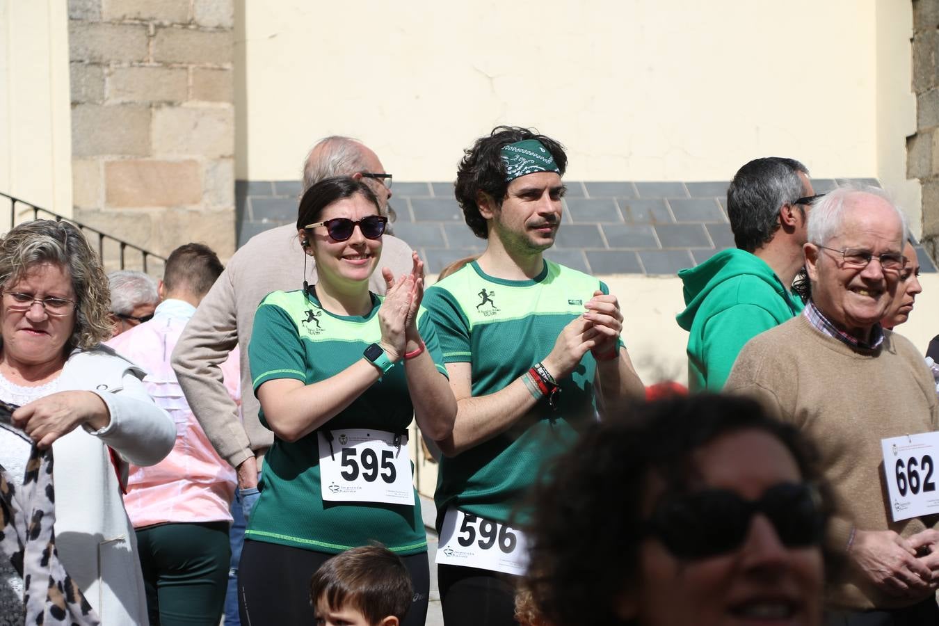 Jerez de los Caballeros celebró, ayer, la IX Carrera y Caminata Solidaria, organizada por la Junta de Cofradías de la Semana Santa Jerezana. La solidaridad y el deporte lograron recaudar 866 euros que irán destinados a Cáritas en Jerez.