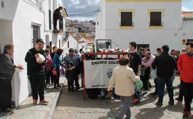 Costaleros y costaleras de las distintas cofradías y hermandades recorrerán los barrios más señeros de Jerez.