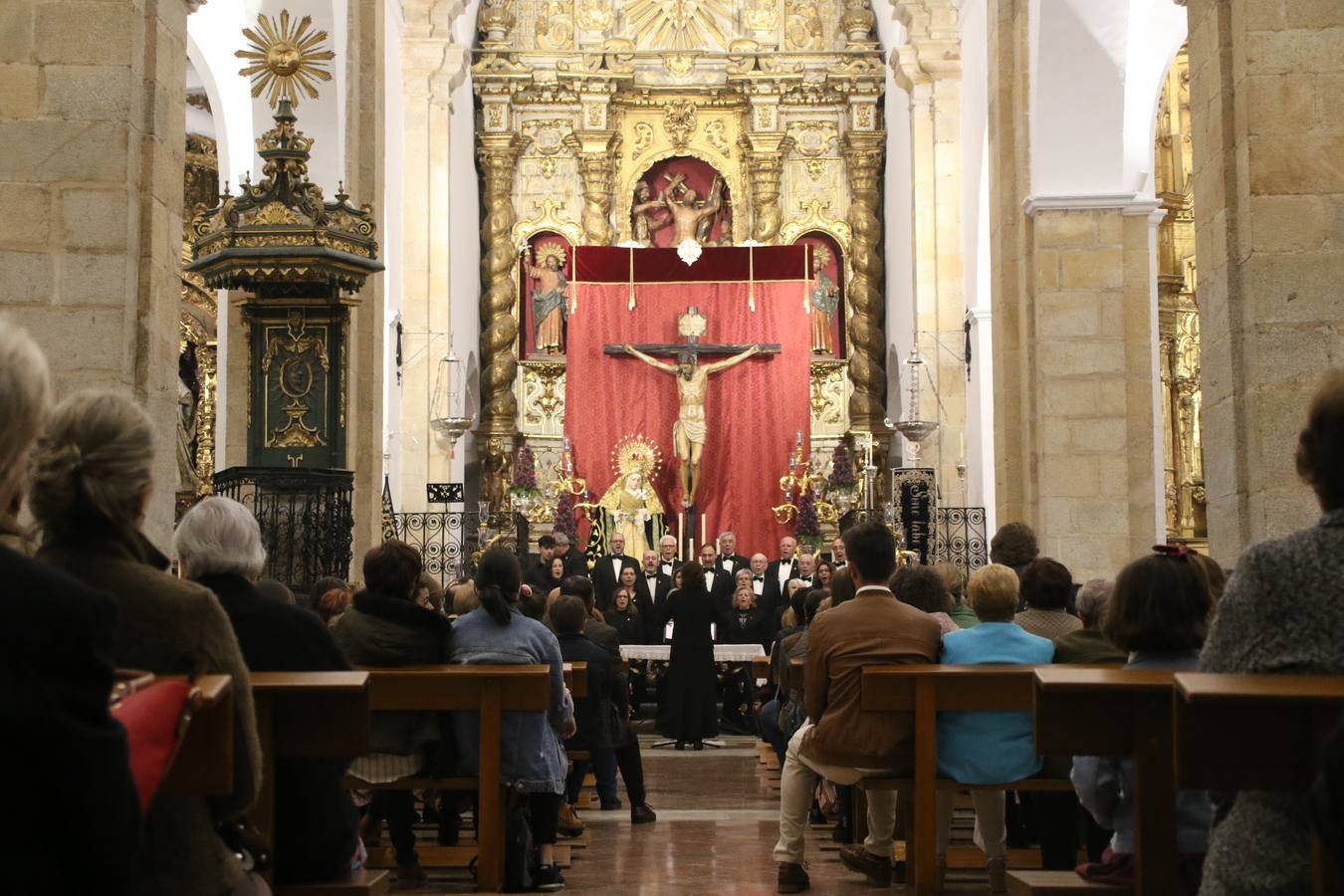El templo patronal de San Bartolomé fue escenario, ayer, de una nueva edición del 'Concierto Sacro' que ofreció la Coral de la Escuela Municipal de Música y el Coro infantil de la misma, organizado por el Ayuntamiento del municipio con la colaboración de la Parroquia de esta ciudad.