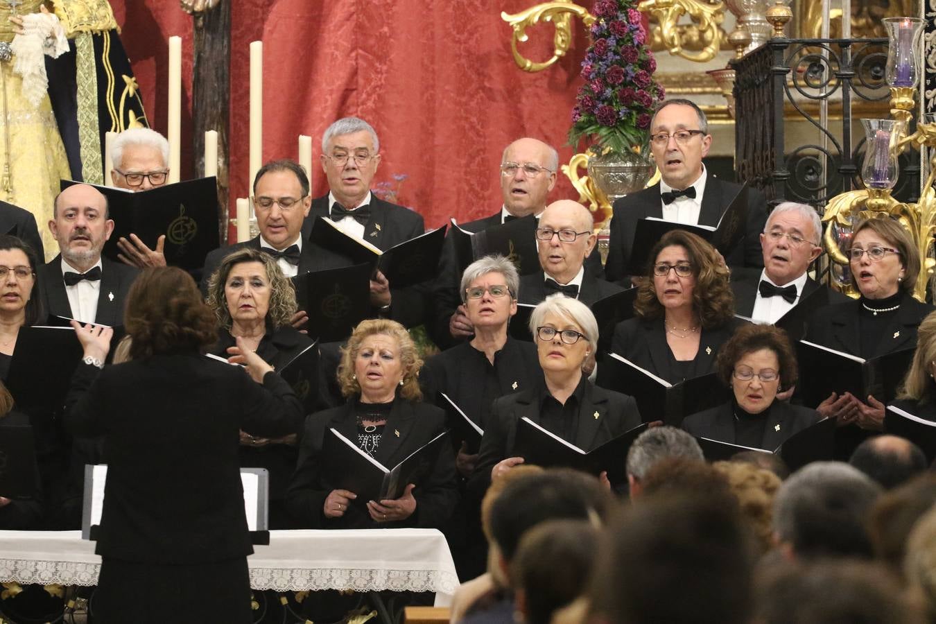 El templo patronal de San Bartolomé fue escenario, ayer, de una nueva edición del 'Concierto Sacro' que ofreció la Coral de la Escuela Municipal de Música y el Coro infantil de la misma, organizado por el Ayuntamiento del municipio con la colaboración de la Parroquia de esta ciudad.