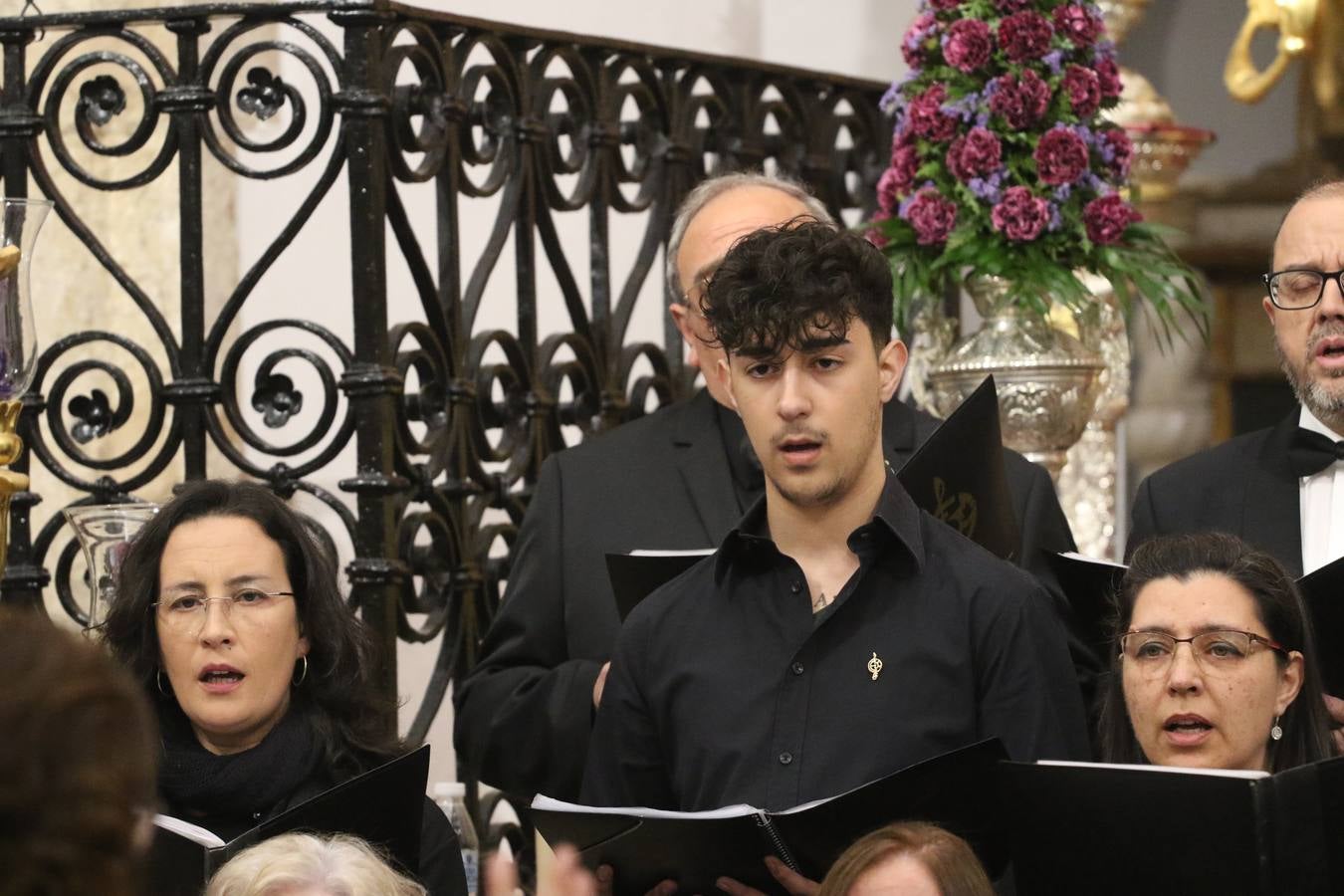 El templo patronal de San Bartolomé fue escenario, ayer, de una nueva edición del 'Concierto Sacro' que ofreció la Coral de la Escuela Municipal de Música y el Coro infantil de la misma, organizado por el Ayuntamiento del municipio con la colaboración de la Parroquia de esta ciudad.