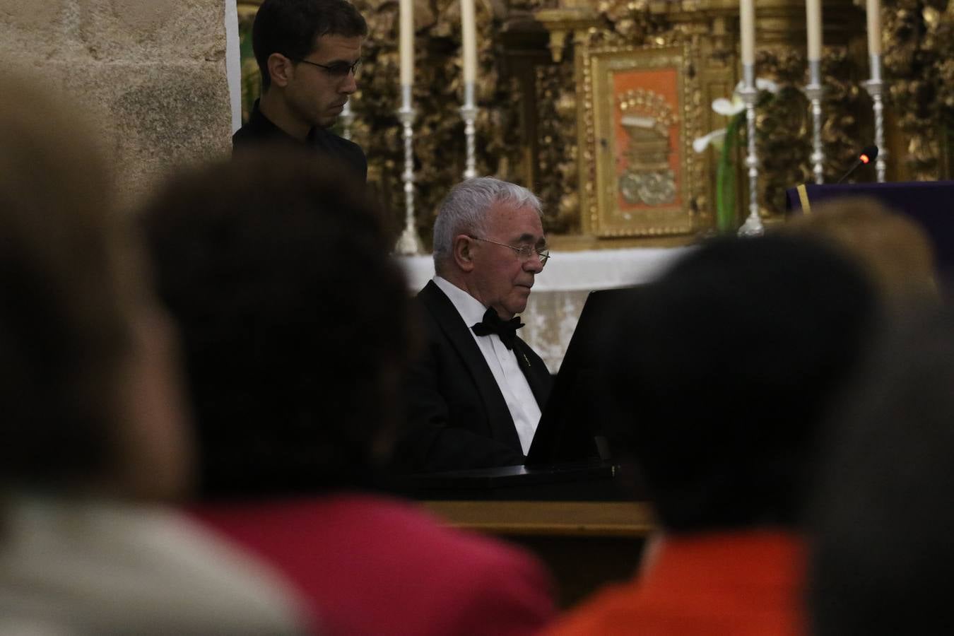 El templo patronal de San Bartolomé fue escenario, ayer, de una nueva edición del 'Concierto Sacro' que ofreció la Coral de la Escuela Municipal de Música y el Coro infantil de la misma, organizado por el Ayuntamiento del municipio con la colaboración de la Parroquia de esta ciudad.