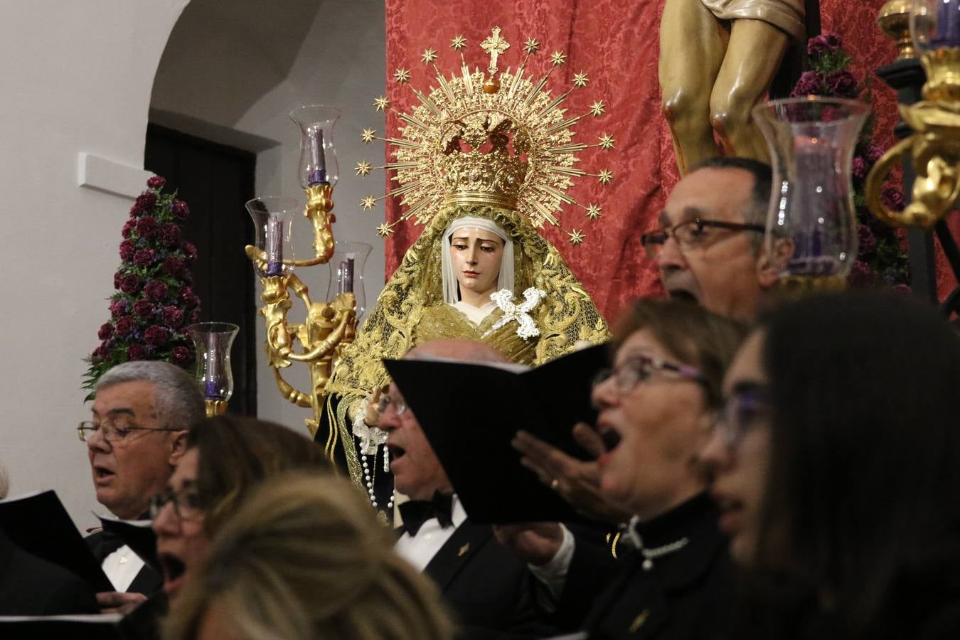 El templo patronal de San Bartolomé fue escenario, ayer, de una nueva edición del 'Concierto Sacro' que ofreció la Coral de la Escuela Municipal de Música y el Coro infantil de la misma, organizado por el Ayuntamiento del municipio con la colaboración de la Parroquia de esta ciudad.