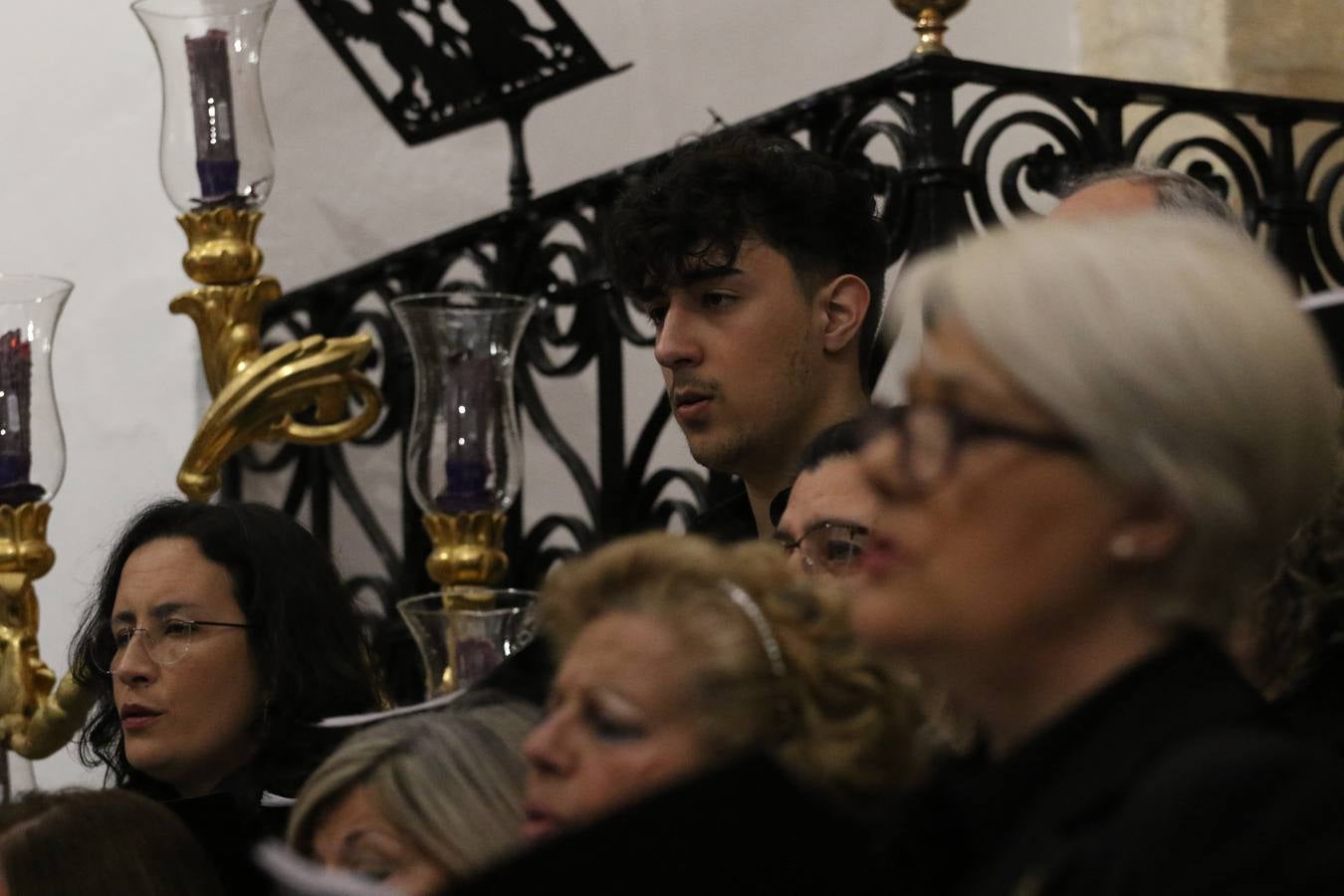 El templo patronal de San Bartolomé fue escenario, ayer, de una nueva edición del 'Concierto Sacro' que ofreció la Coral de la Escuela Municipal de Música y el Coro infantil de la misma, organizado por el Ayuntamiento del municipio con la colaboración de la Parroquia de esta ciudad.