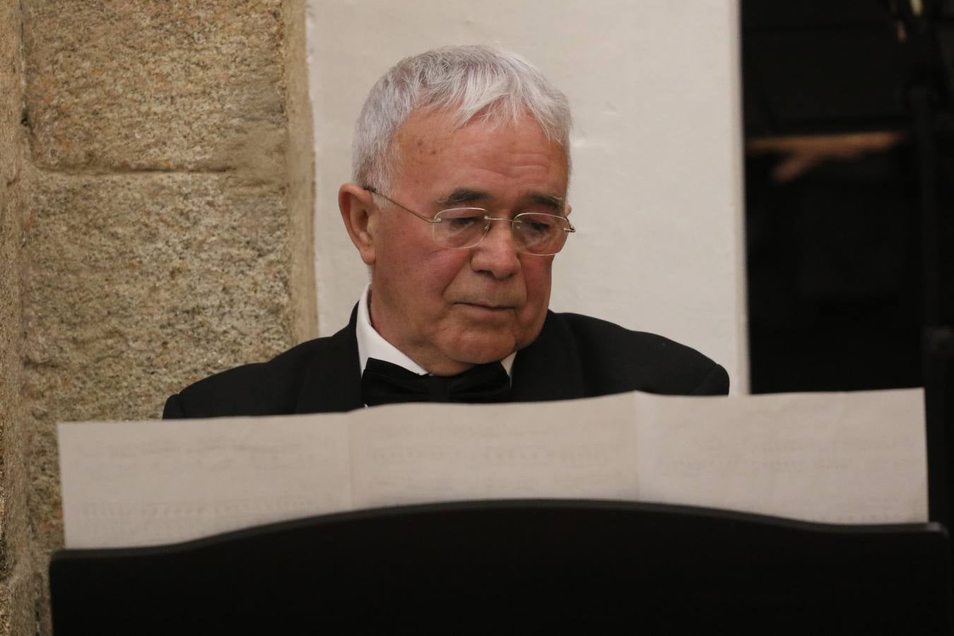 El templo patronal de San Bartolomé fue escenario, ayer, de una nueva edición del 'Concierto Sacro' que ofreció la Coral de la Escuela Municipal de Música y el Coro infantil de la misma, organizado por el Ayuntamiento del municipio con la colaboración de la Parroquia de esta ciudad.