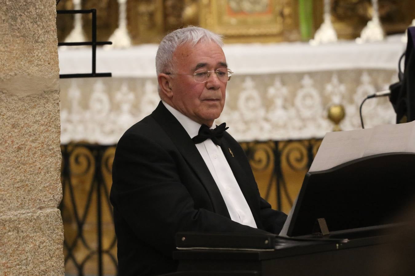 El templo patronal de San Bartolomé fue escenario, ayer, de una nueva edición del 'Concierto Sacro' que ofreció la Coral de la Escuela Municipal de Música y el Coro infantil de la misma, organizado por el Ayuntamiento del municipio con la colaboración de la Parroquia de esta ciudad.