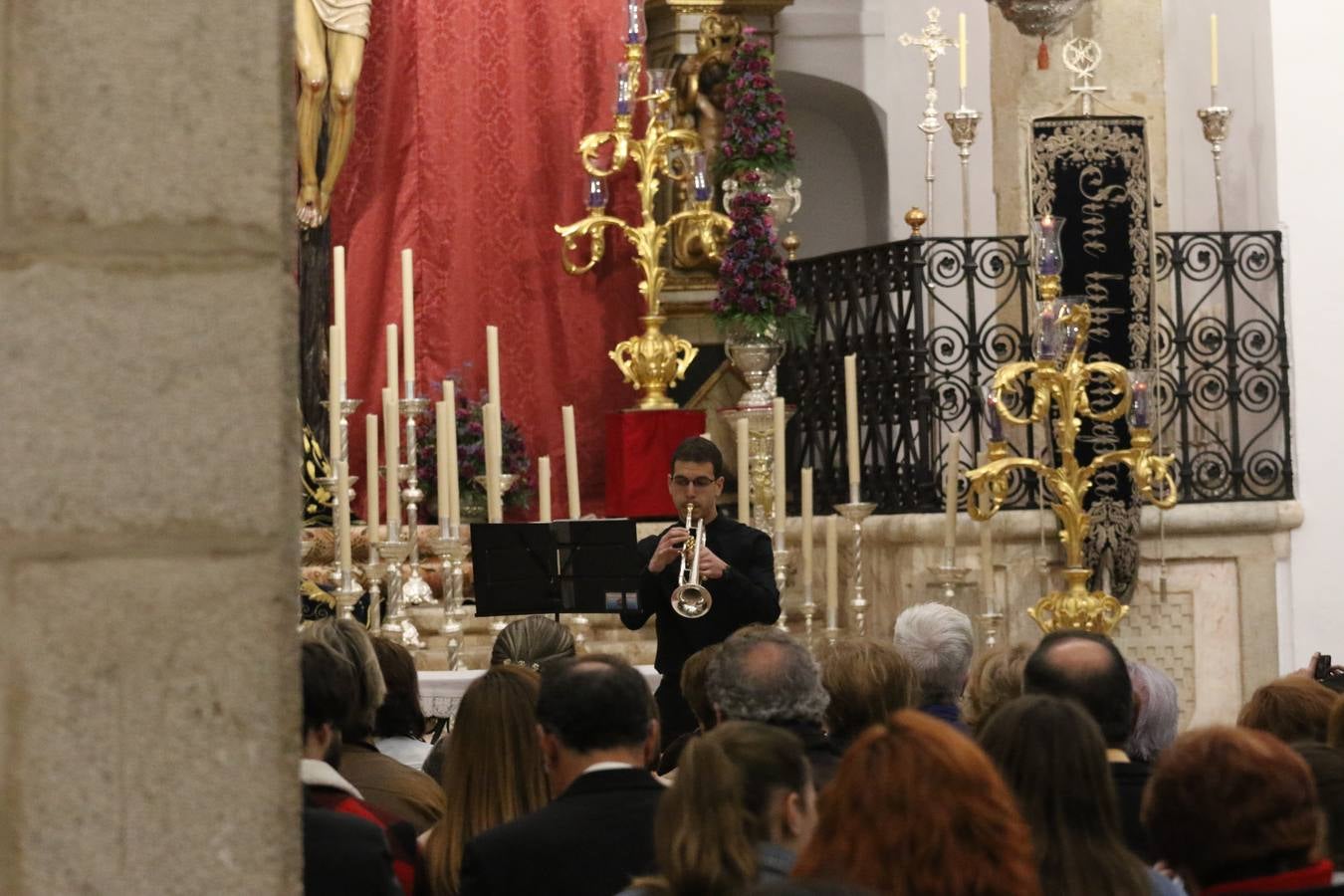 El templo patronal de San Bartolomé fue escenario, ayer, de una nueva edición del 'Concierto Sacro' que ofreció la Coral de la Escuela Municipal de Música y el Coro infantil de la misma, organizado por el Ayuntamiento del municipio con la colaboración de la Parroquia de esta ciudad.