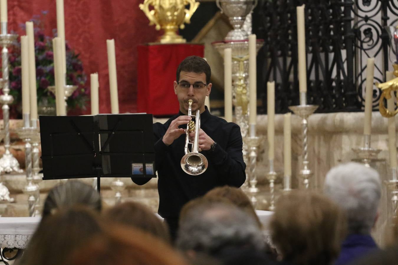 El templo patronal de San Bartolomé fue escenario, ayer, de una nueva edición del 'Concierto Sacro' que ofreció la Coral de la Escuela Municipal de Música y el Coro infantil de la misma, organizado por el Ayuntamiento del municipio con la colaboración de la Parroquia de esta ciudad.