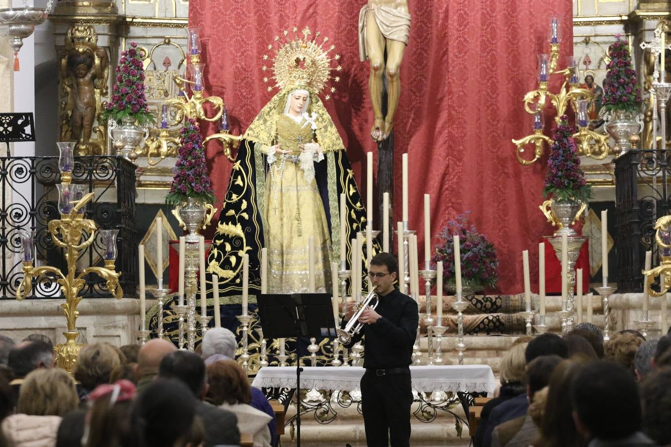 El templo patronal de San Bartolomé fue escenario, ayer, de una nueva edición del 'Concierto Sacro' que ofreció la Coral de la Escuela Municipal de Música y el Coro infantil de la misma, organizado por el Ayuntamiento del municipio con la colaboración de la Parroquia de esta ciudad.