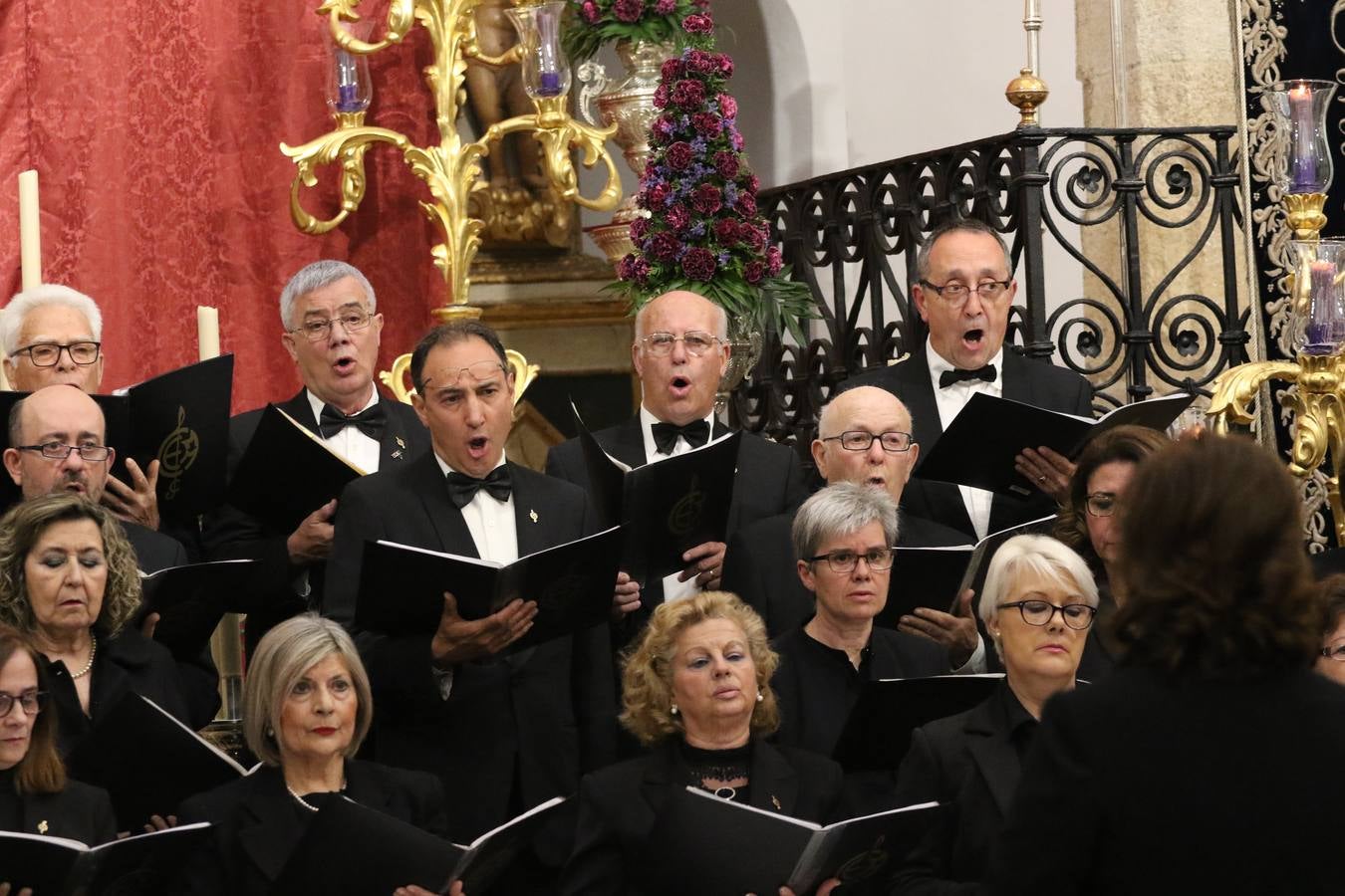 El templo patronal de San Bartolomé fue escenario, ayer, de una nueva edición del 'Concierto Sacro' que ofreció la Coral de la Escuela Municipal de Música y el Coro infantil de la misma, organizado por el Ayuntamiento del municipio con la colaboración de la Parroquia de esta ciudad.