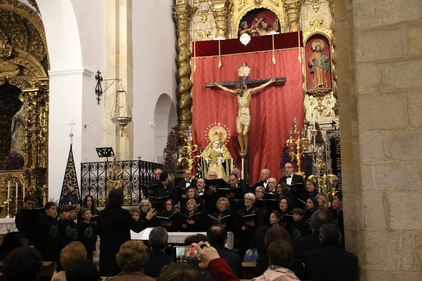 El templo patronal de San Bartolomé fue escenario, ayer, de una nueva edición del 'Concierto Sacro' que ofreció la Coral de la Escuela Municipal de Música y el Coro infantil de la misma, organizado por el Ayuntamiento del municipio con la colaboración de la Parroquia de esta ciudad.