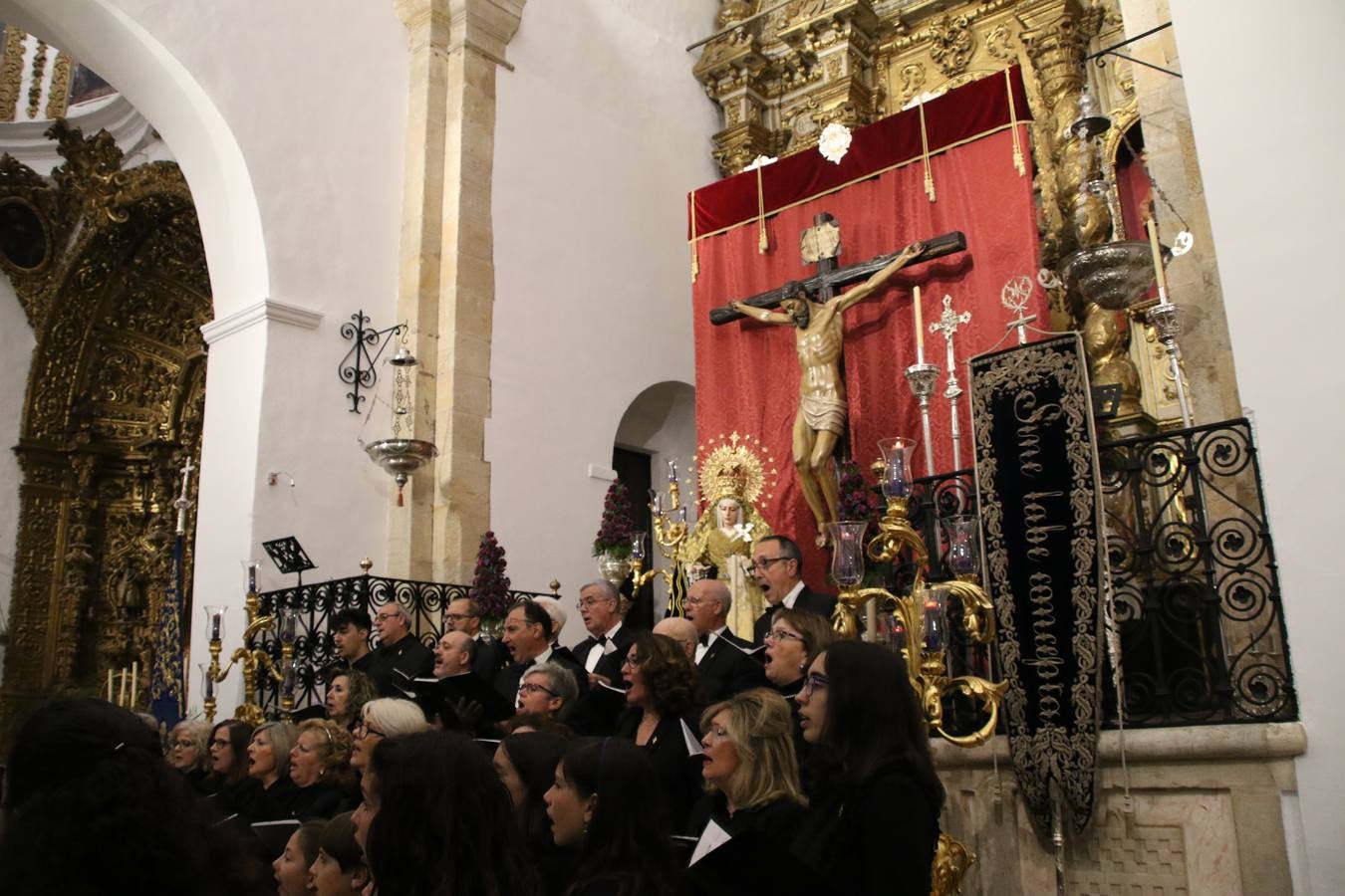 El templo patronal de San Bartolomé fue escenario, ayer, de una nueva edición del 'Concierto Sacro' que ofreció la Coral de la Escuela Municipal de Música y el Coro infantil de la misma, organizado por el Ayuntamiento del municipio con la colaboración de la Parroquia de esta ciudad.