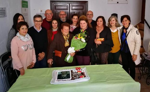 Fernanda Martínez Puente, en el centro de la imagen, rodeada de su familia.