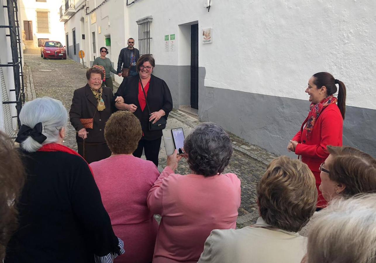 La Asociación de viudas Santa Mónica rindió un afectuoso y emotivo homenaje a Fernanda Martínez Puente, una de smius primeras socias, por su cien cumpleaños. Familiares y autoridades la acompañaron en este bonito acto.