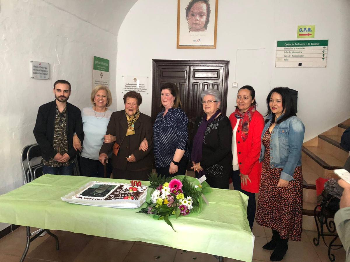 La Asociación de viudas Santa Mónica rindió un afectuoso y emotivo homenaje a Fernanda Martínez Puente, una de smius primeras socias, por su cien cumpleaños. Familiares y autoridades la acompañaron en este bonito acto.